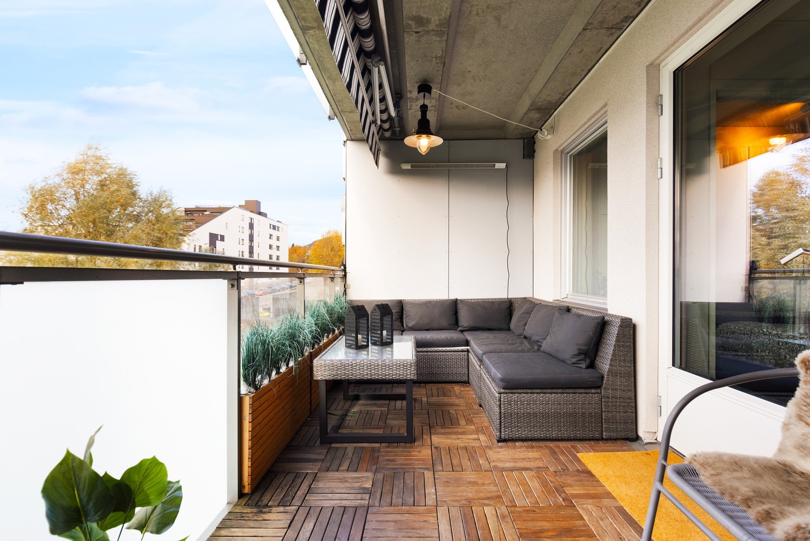 En lys og moderne 2-roms beliggende i 2. etasje, men oppleves som en høy 3. etasje fra balkongsiden. Galleribilde