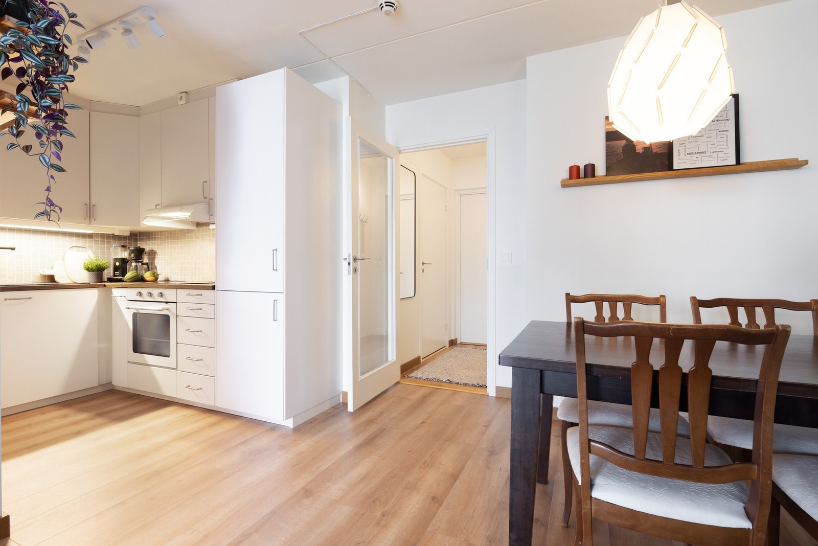 Leiligheten har et lyst og praktisk kjøkken hvor nedre del er oppgradert i 2023. Galleribilde