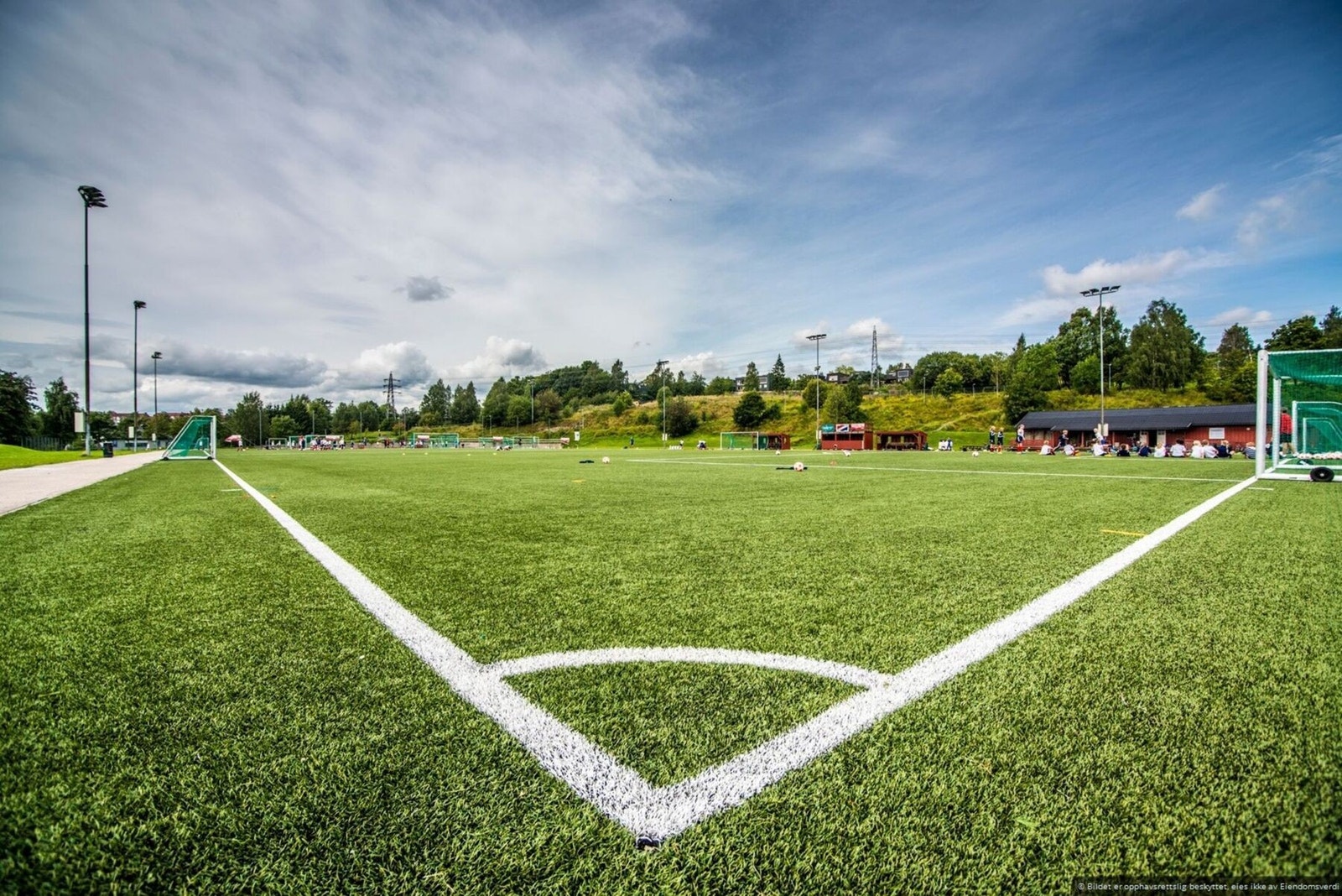 Løren idrettspark ligger få minutter fra leiligheten og består av kunstgressbaner, treningsapparater, park og Lørenhallen. Galleribilde