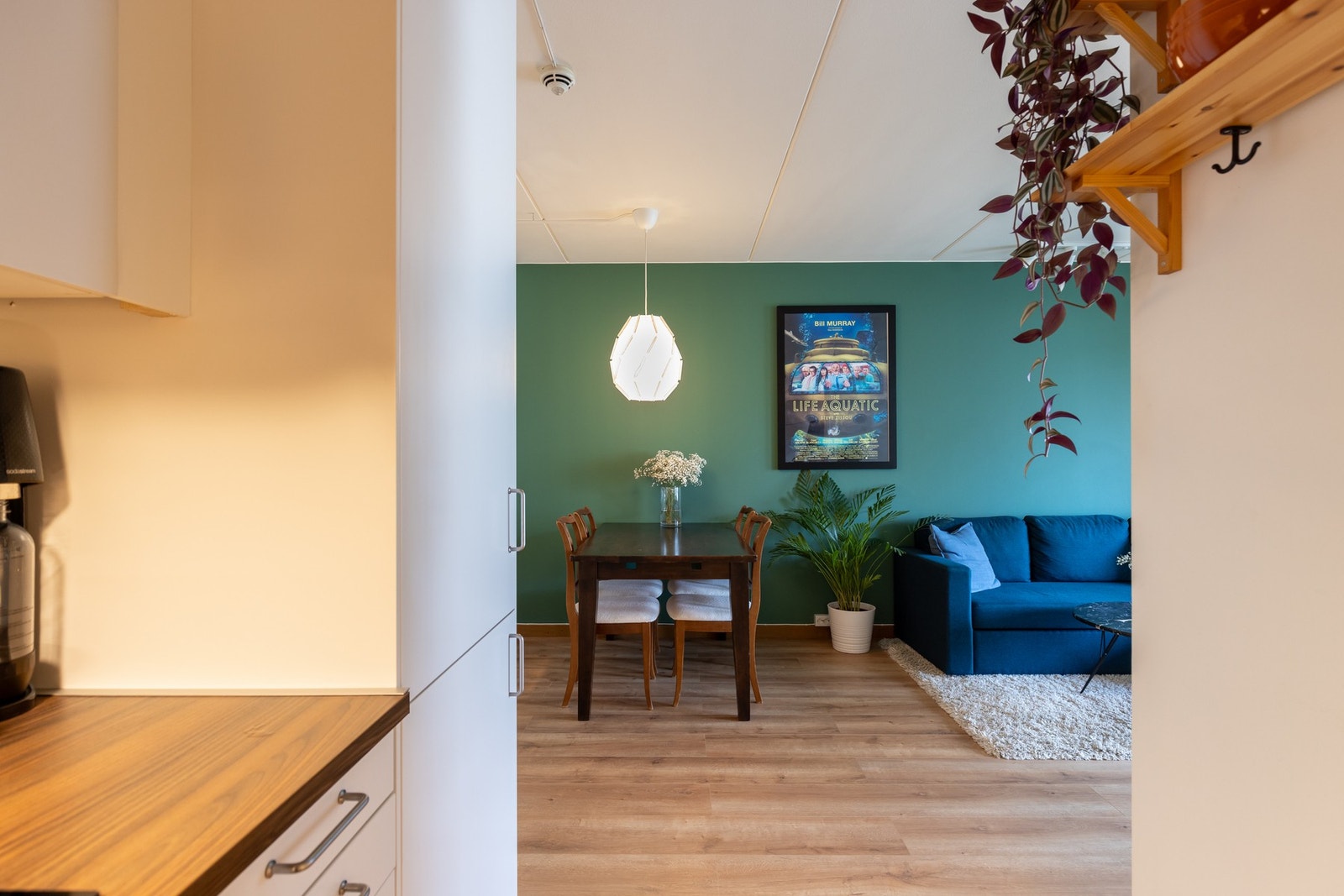 Kjøkken og stue ligger i åpen løsning som gir et sosialt allrom. Galleribilde