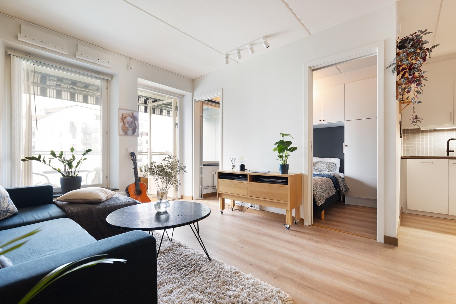 Innvendig får du en bolig med store vindusflater som gir godt med naturlig lysinnslipp. Galleribilde