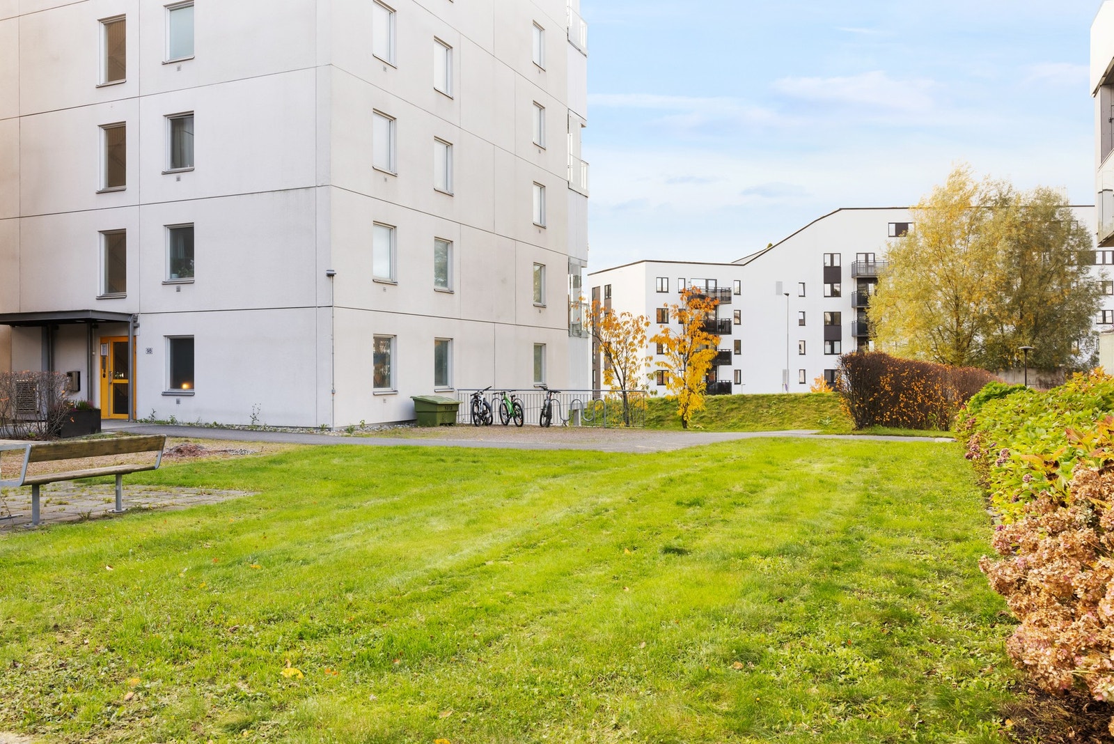 Det er store, fine grøntområder rundt blokken. Galleribilde