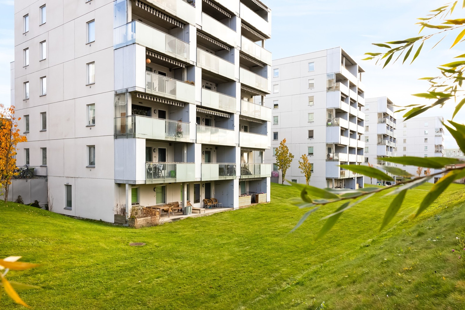 Fasade - fra balkongsiden ligger boligen i 3. etasje. Galleribilde