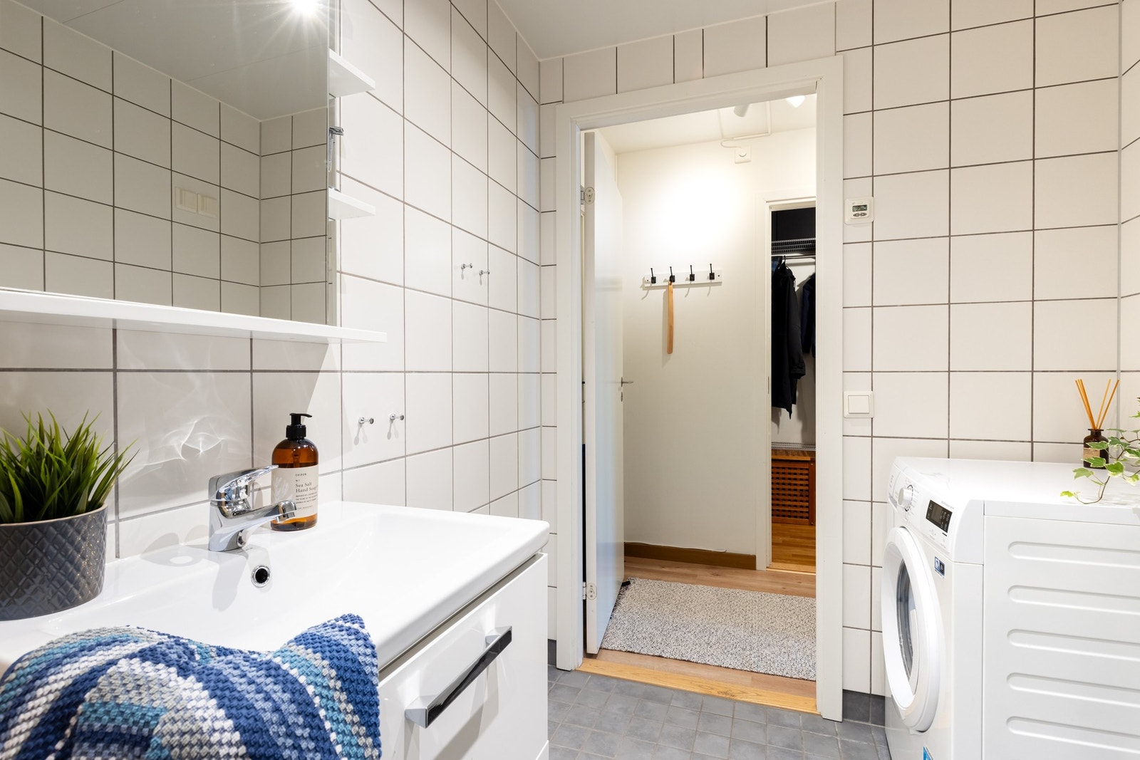 Innredningen består videre av servant på underskuffer, speilskap og vegghengt toalett. Galleribilde