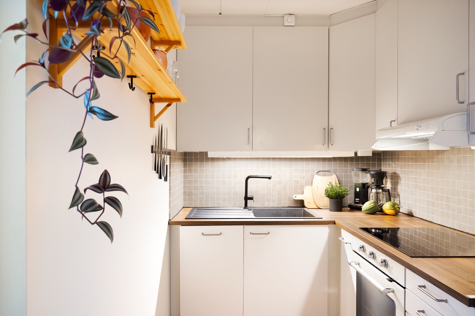 På kjøkkenet er det godt med skap- og benkeplass som gir mye boltreplass. Galleribilde