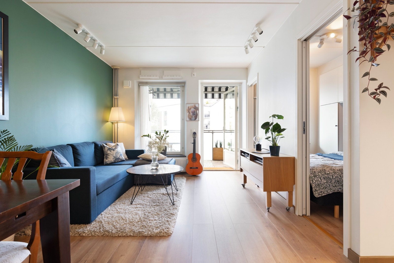 Det er lagt laminat på gulv og overflatene er holdt i lyse fargevalg med unntak av en kontrastvegg. Galleribilde