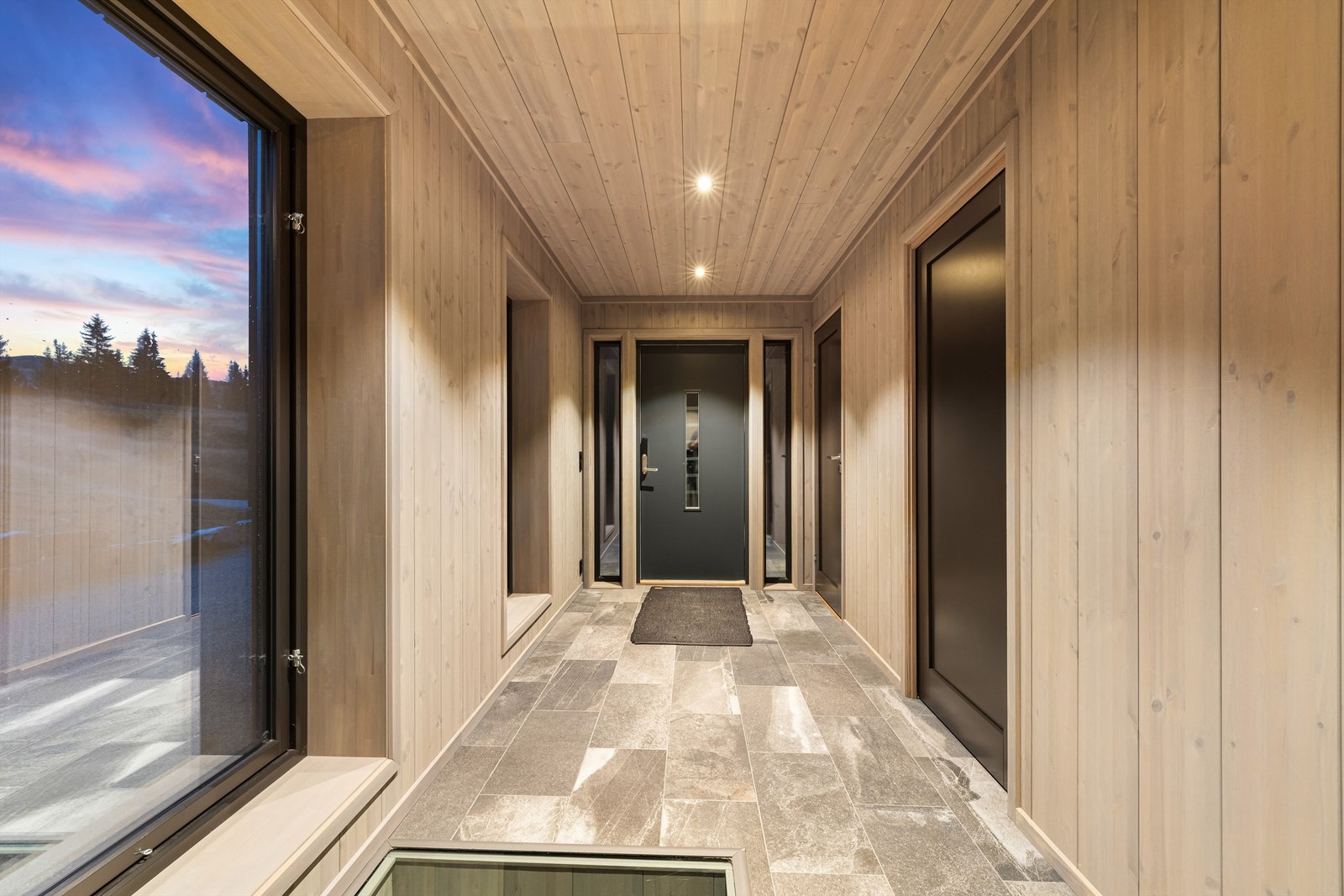 Innbydende hall med separat toalettrom, samt romslig garderoberom. Galleribilde