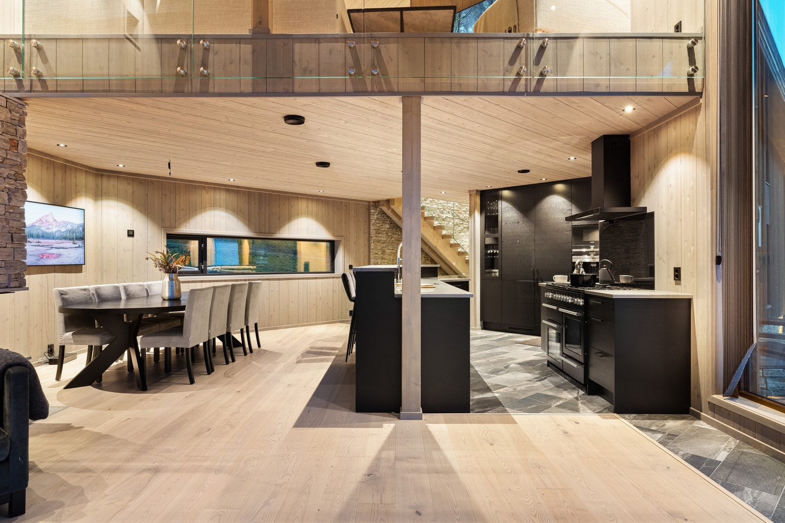 Hytta har flere flott detaljer og en god kombinasjon av glass, tre og stein. Galleribilde