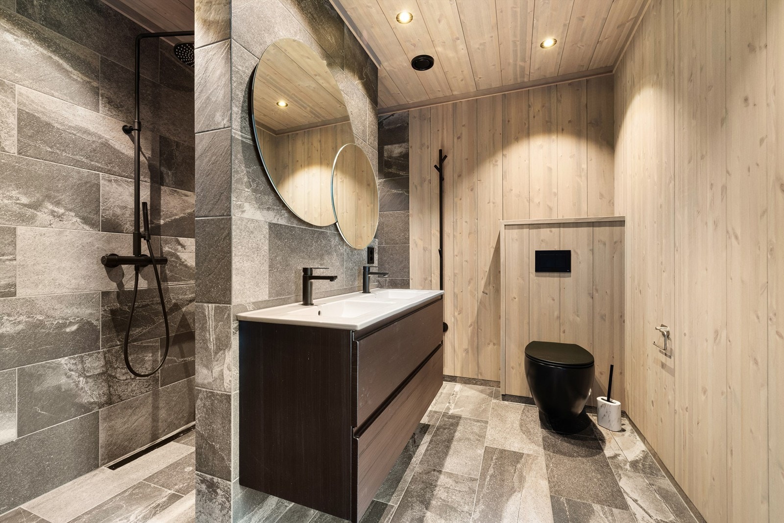 Stilfullt og romslig bad tilknyttet hovedsoverommet. To dusjer med tilgang fra begge sider av baderomsinnredningen. Galleribilde