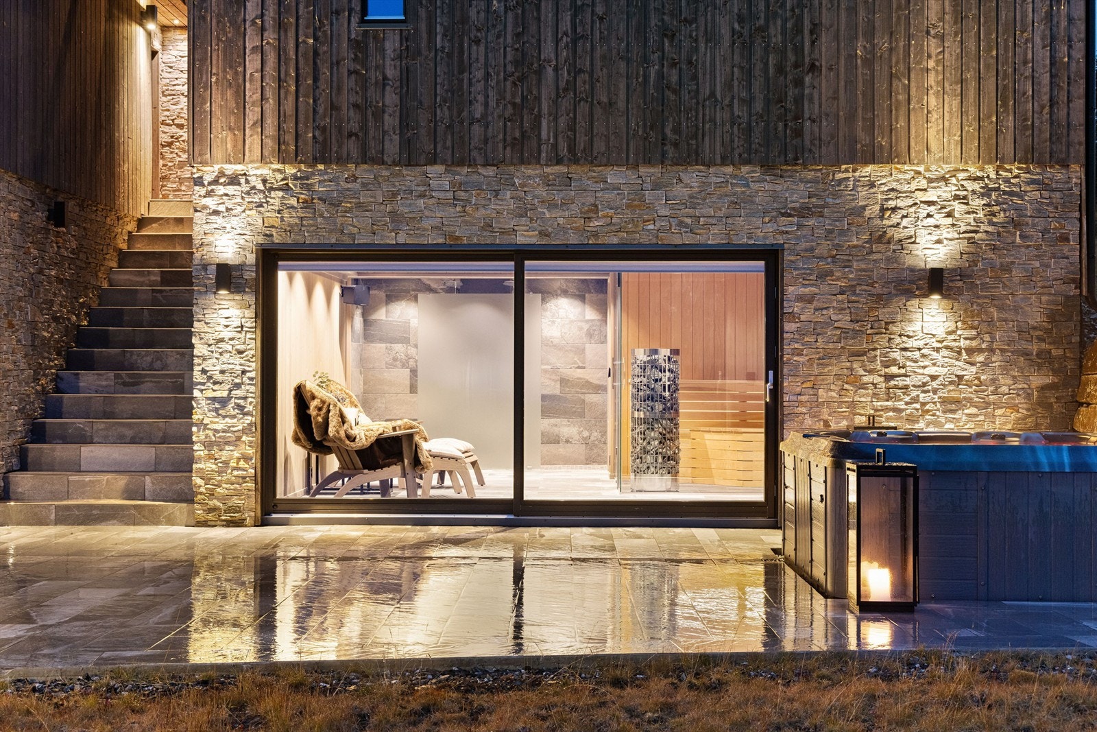 Stor, steinlagt platting utenfor hyttas flotte spaavdeling. Galleribilde