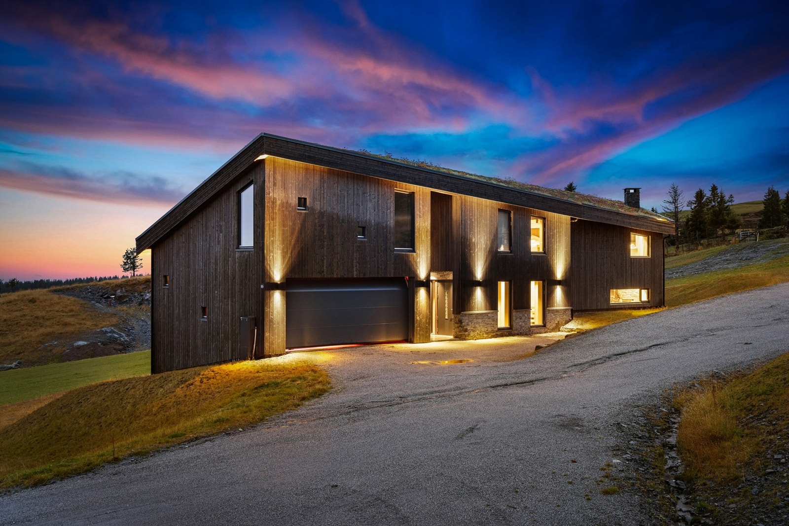 Eier har påkostet hytta betydelig. Elbillader i garasjen. Galleribilde