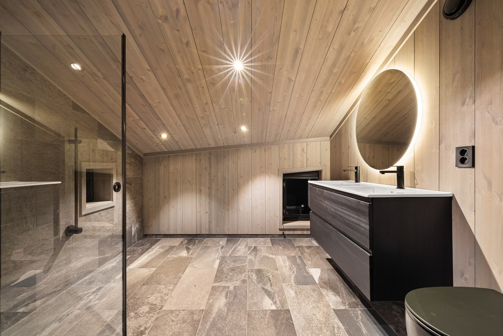 Stilfulle og moderne fliser på gulv og vegger. Dusjnisje med innfellbare glassvegger. Galleribilde