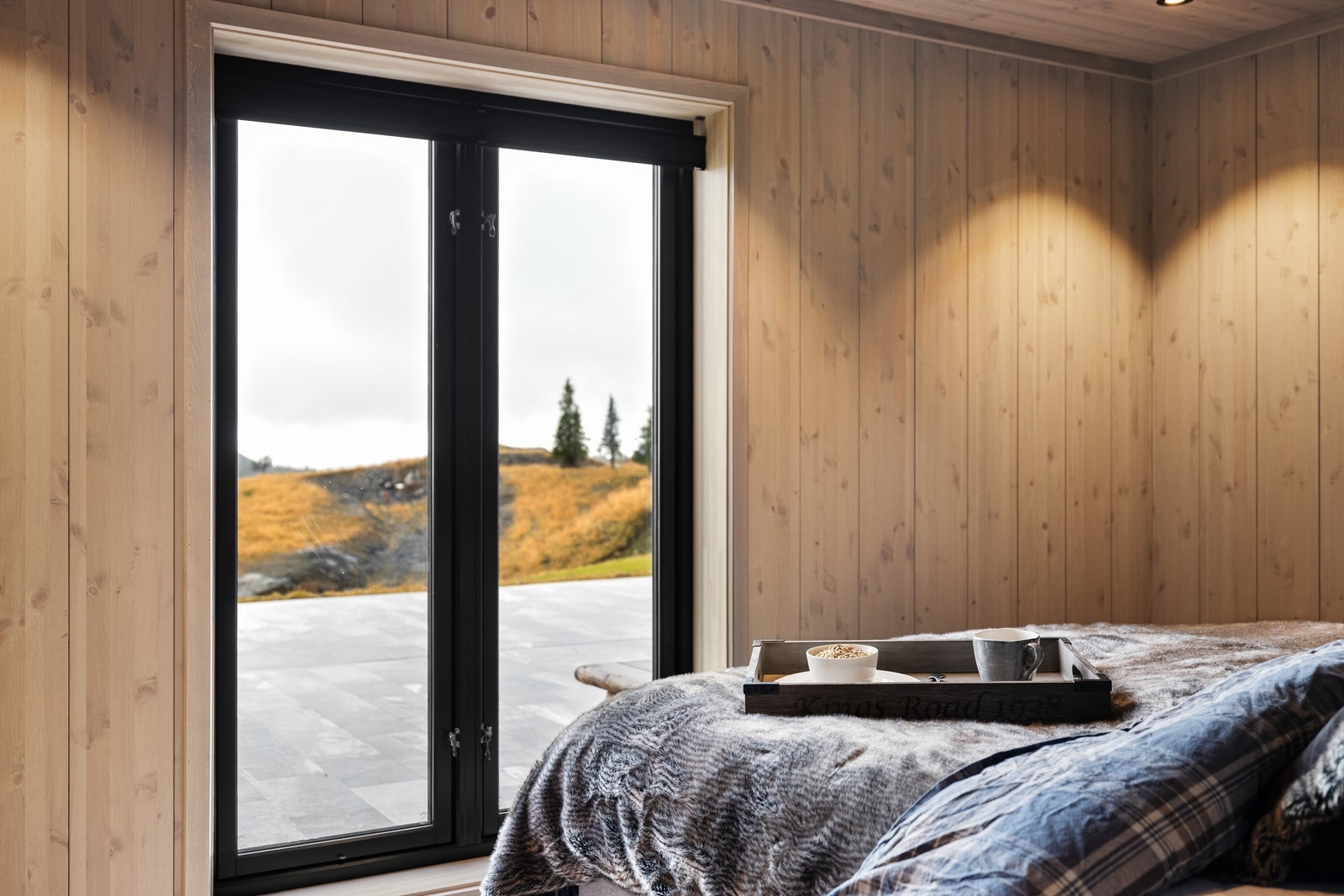 Fra sengen kan man nyte utsikten. Galleribilde