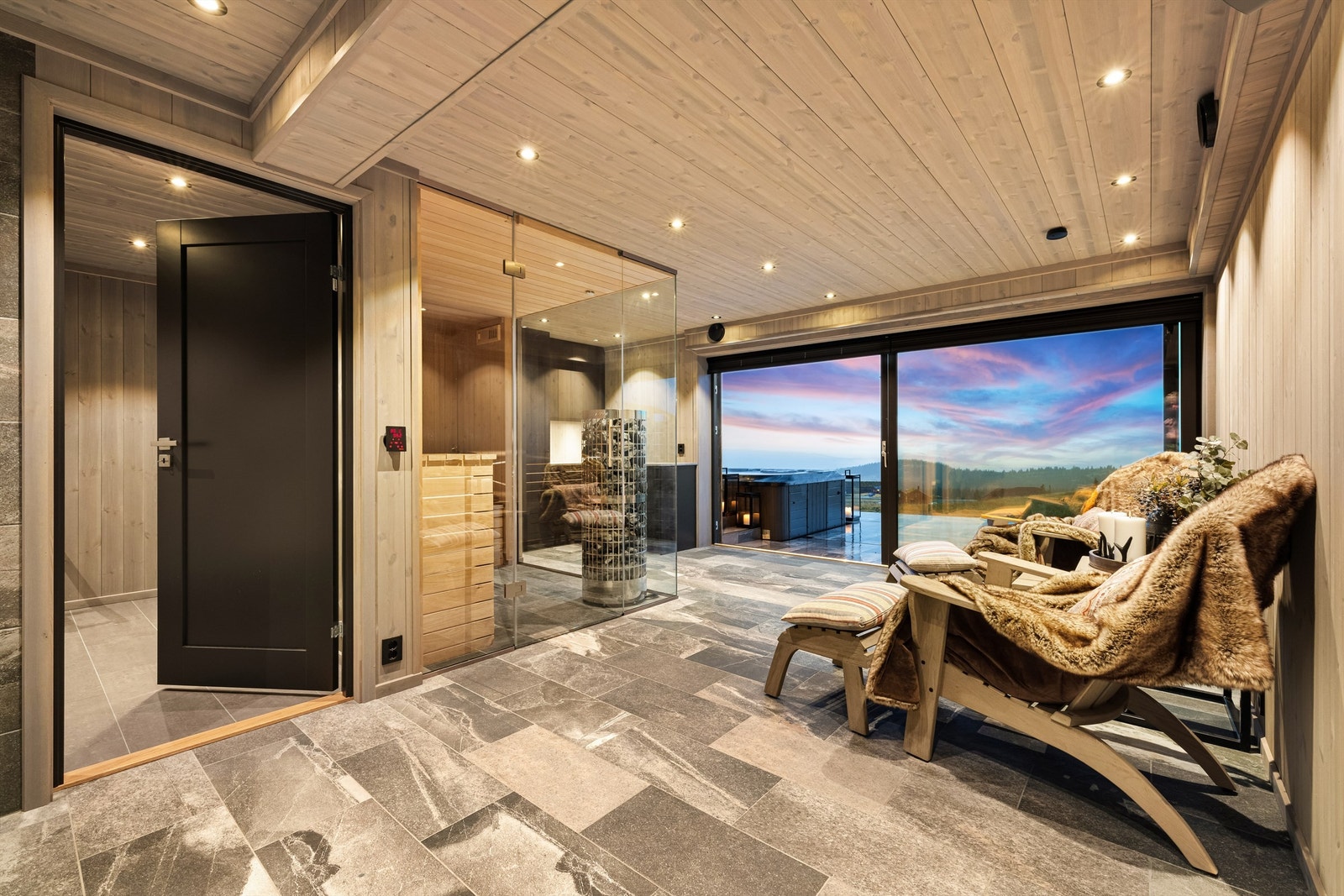 Fin velværeavdeling med skyvedør ut til terrasse med jacuzzi. Praktisk bodrom ved siden av. Galleribilde