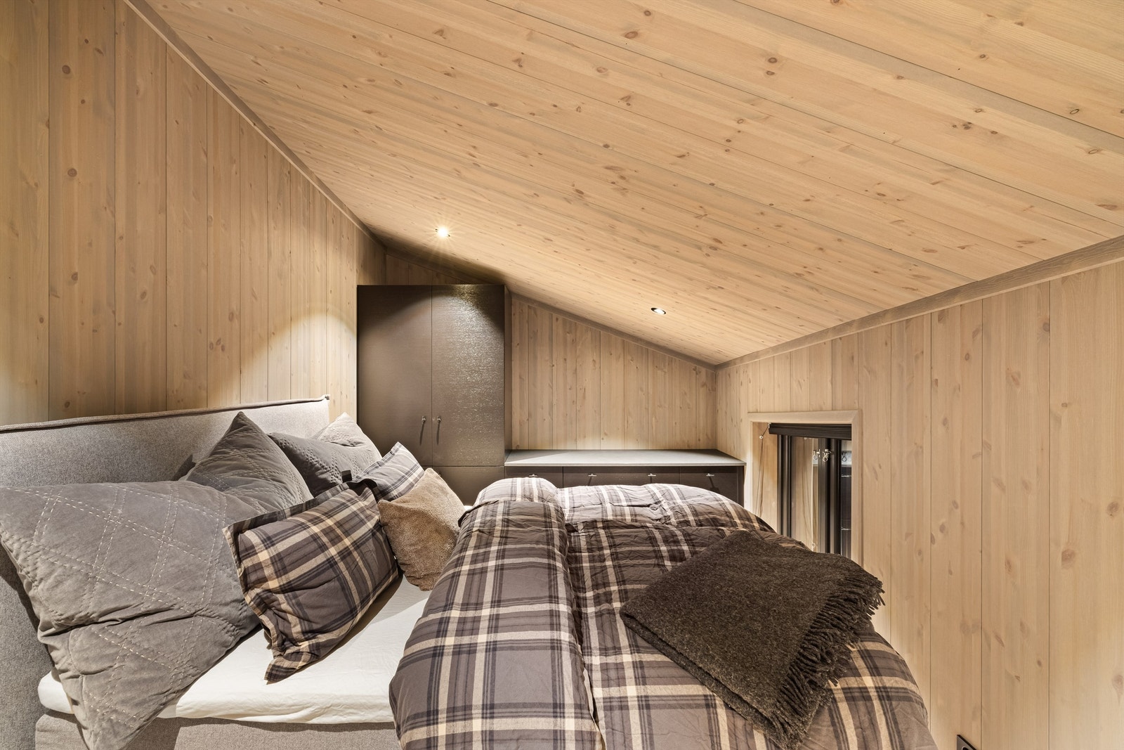 Fin garderobeløsning innerst på soverommet. Galleribilde