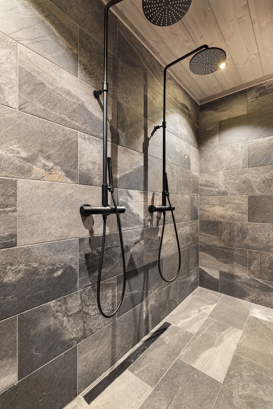 Dobbel dusj med glassvegg i enden av velværeavdelingen. Galleribilde