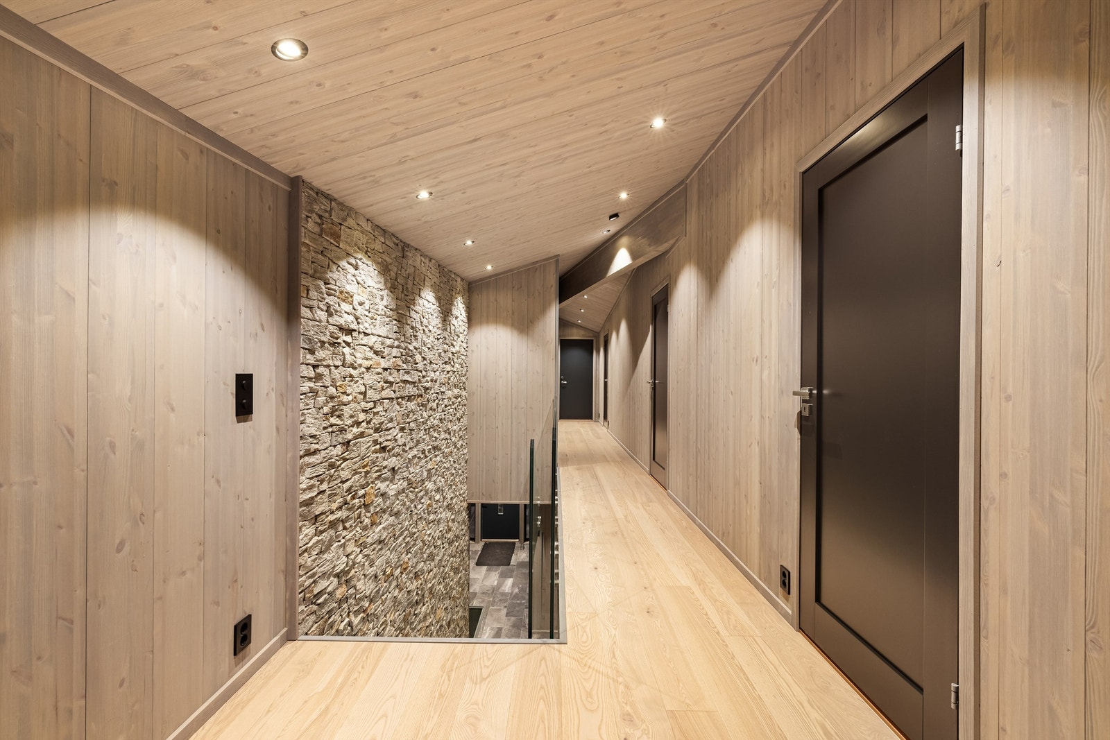 Vegg i trappen er forblendet med fasadestein. Galleribilde