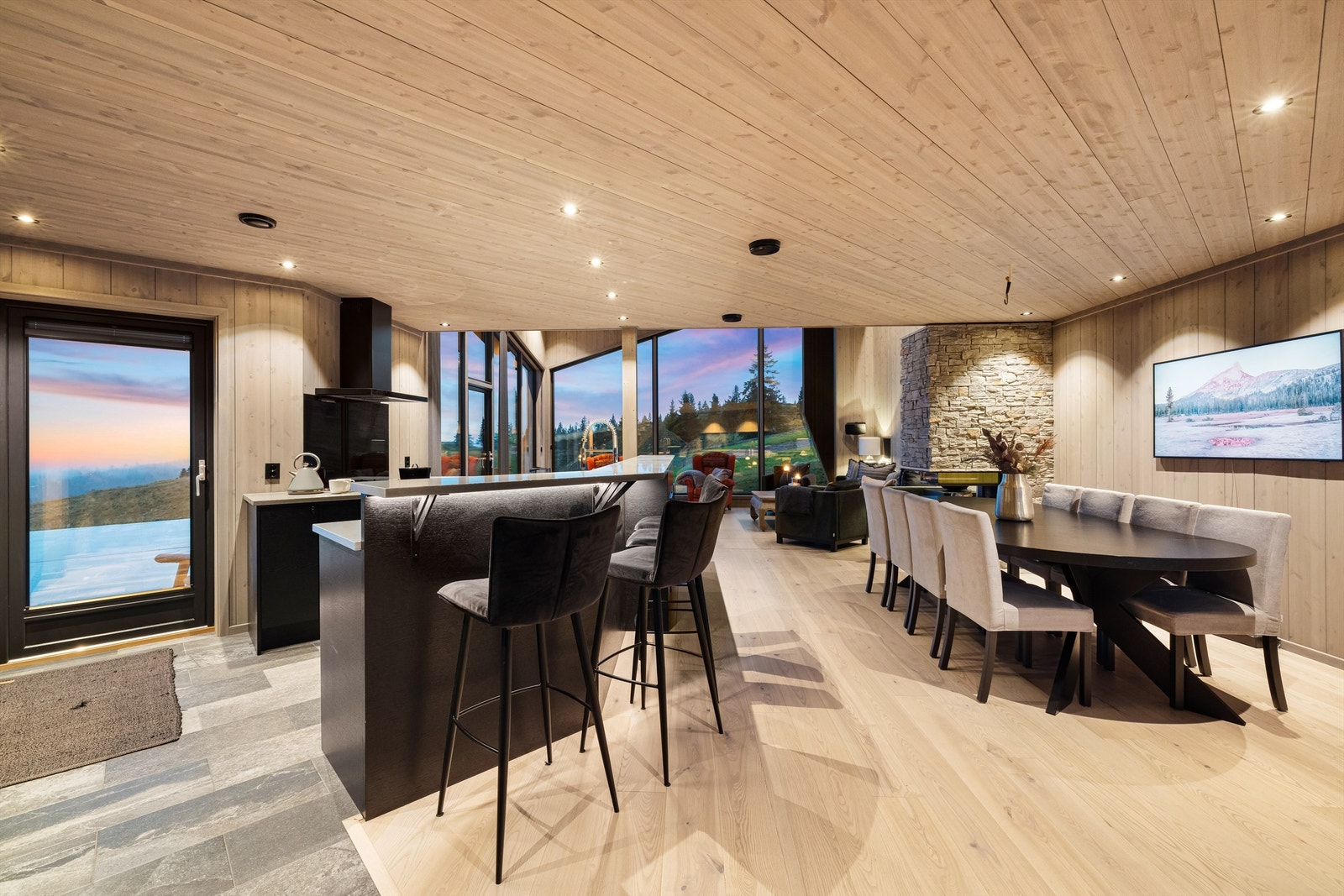 Fin barløsning mellom kjøkken og spiseplass. Galleribilde