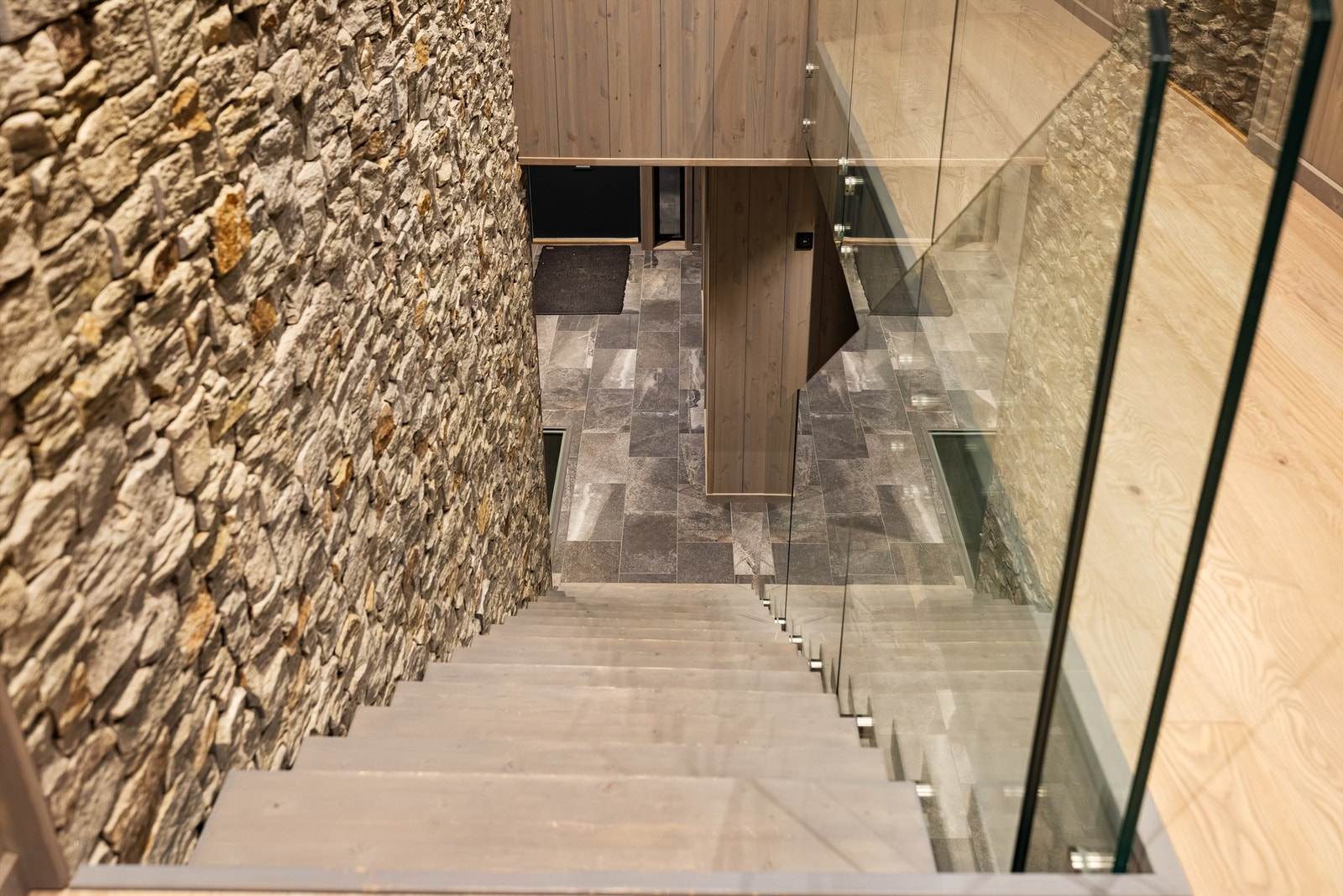 Massiv trapp i limtre med glassrekkverk. Galleribilde