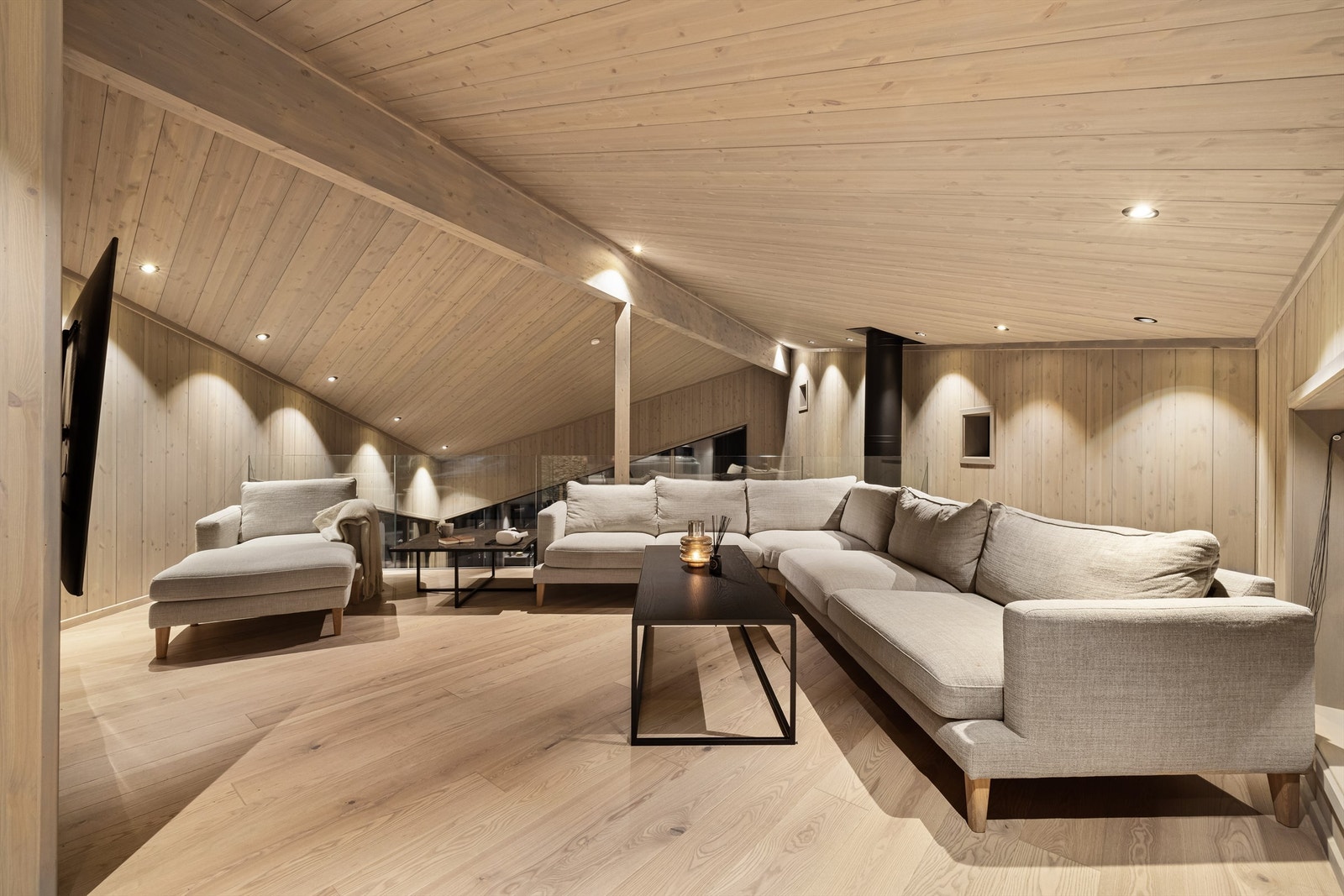 TV-stue i 2. etasje med god plass til stor sofa og TV. Galleribilde