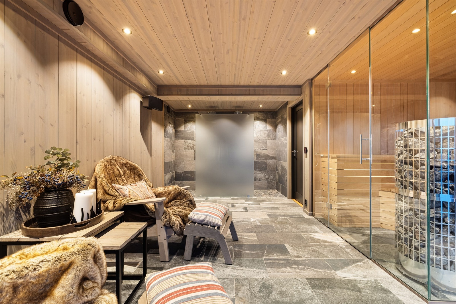 Stor og tiltalende velværeavdeling i kjeller. Galleribilde