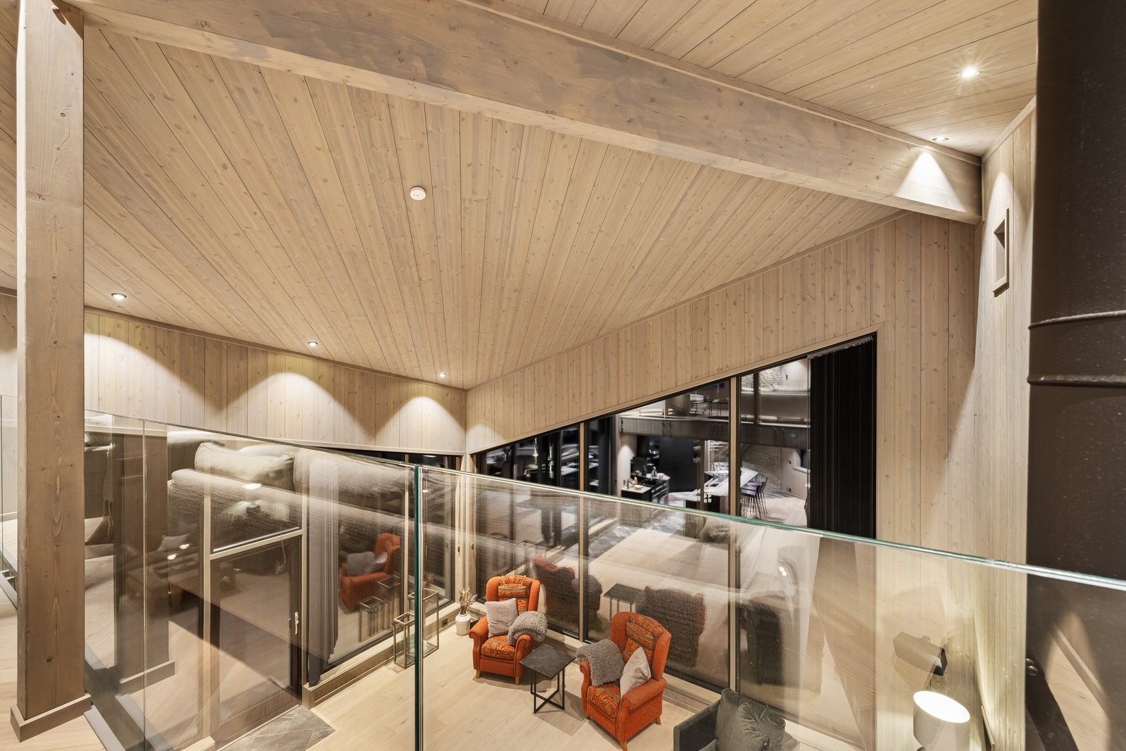 Åpen løsning ned til hovedstuen. Galleribilde