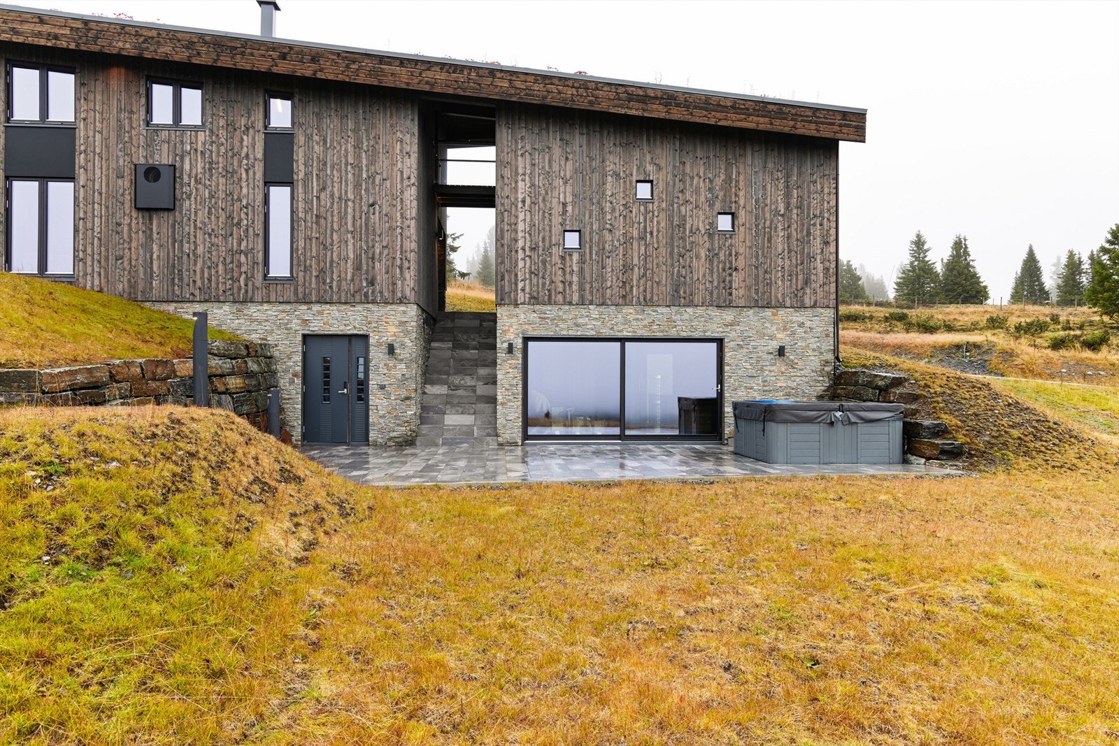 Egen kjellerinngang inn til stor gang med plass til blant annet skiutstyr. Vaskerommet ligger vegg-i-vegg med gangen. Galleribilde