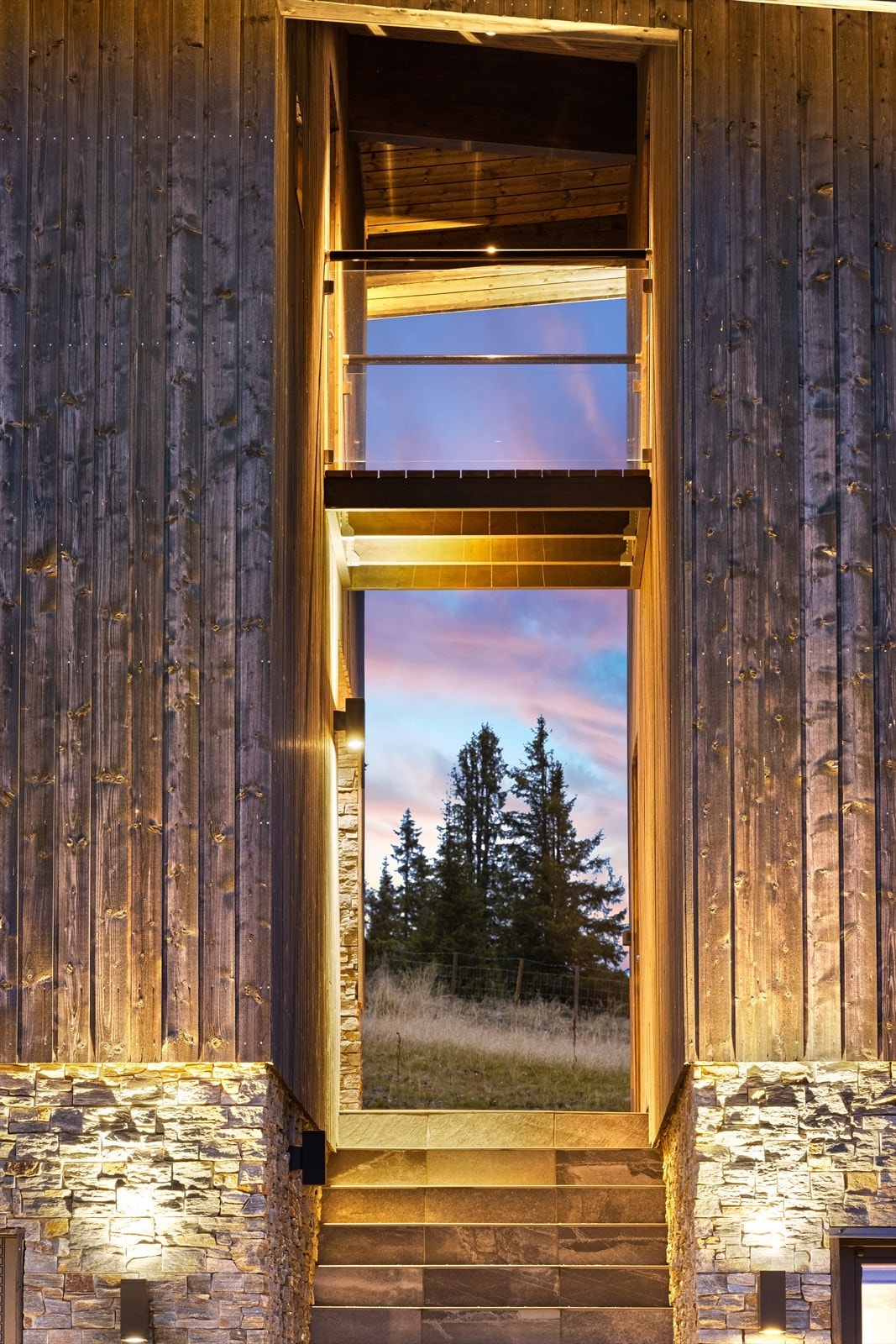 Enkel adkomst fra inngangspartiet og ned til plattingen på nedsiden. Galleribilde