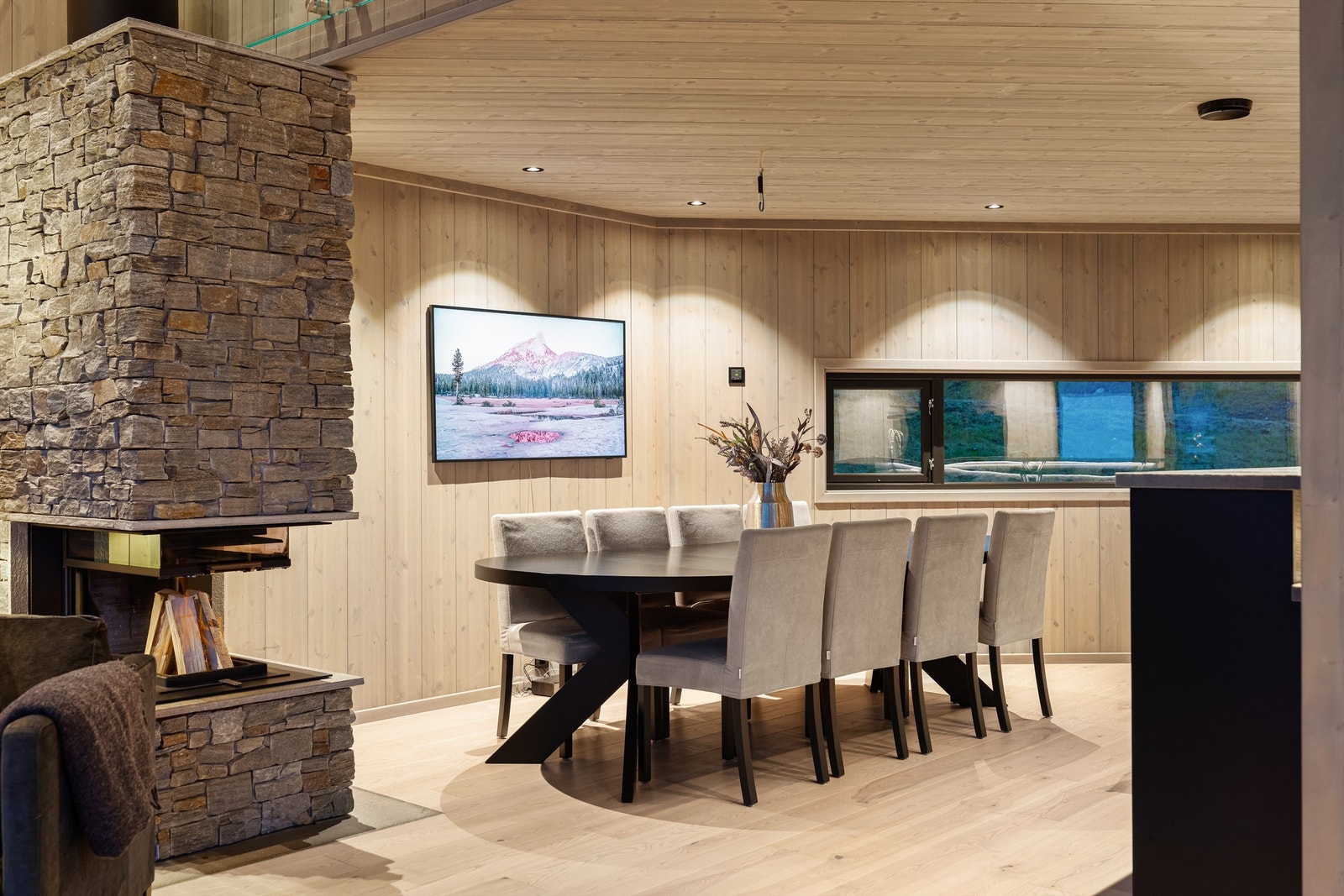 Peisen gir god varme og hygge, og er en fin romdeler mellom stue og spisestue. Galleribilde