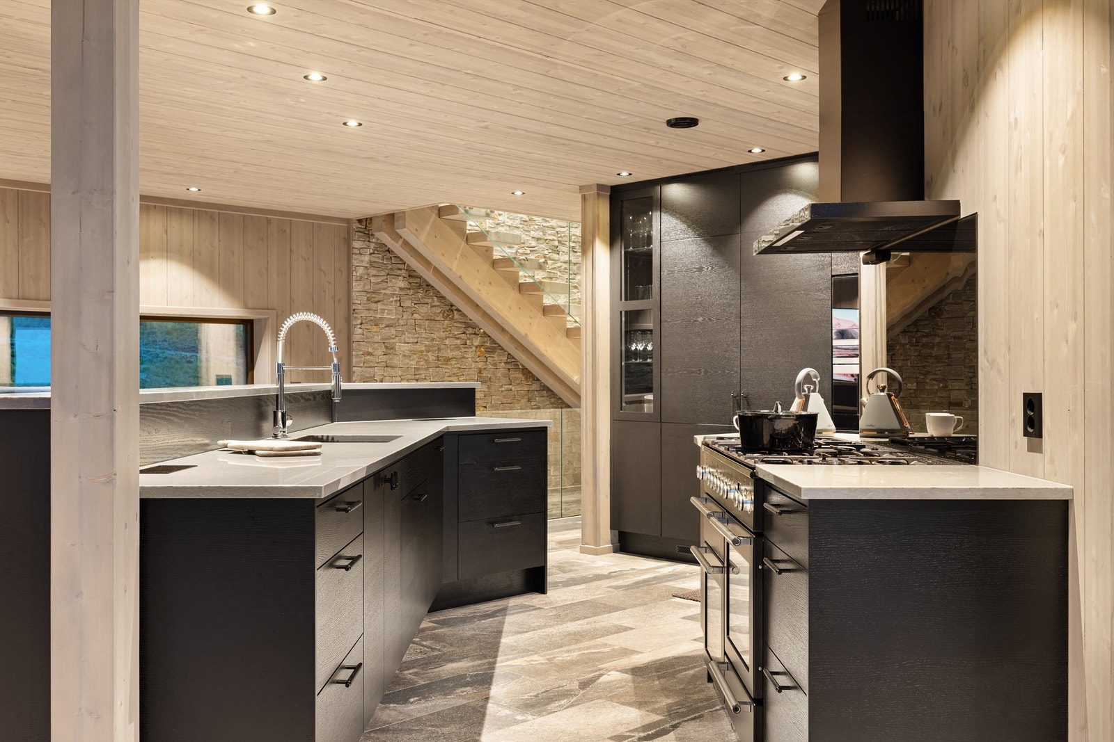 Delikat kvalitetskjøkken med integrerte hvitevarer. Galleribilde