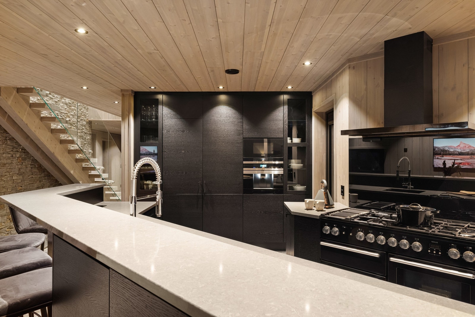 Det følger med en stor gasskomfyr av kvalitetsmerket Falcon. Galleribilde