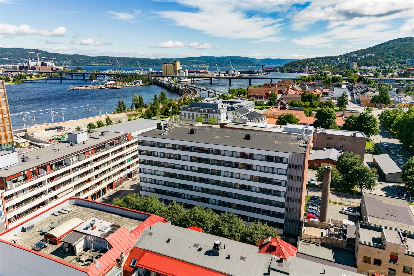 Sentral beliggenhet på Strømsø med gangavstand til alle byens fasiliteter. Kun 6 min gange til togstasjon og Strømsø senter med dagligvare og flere butikker. Galleribilde