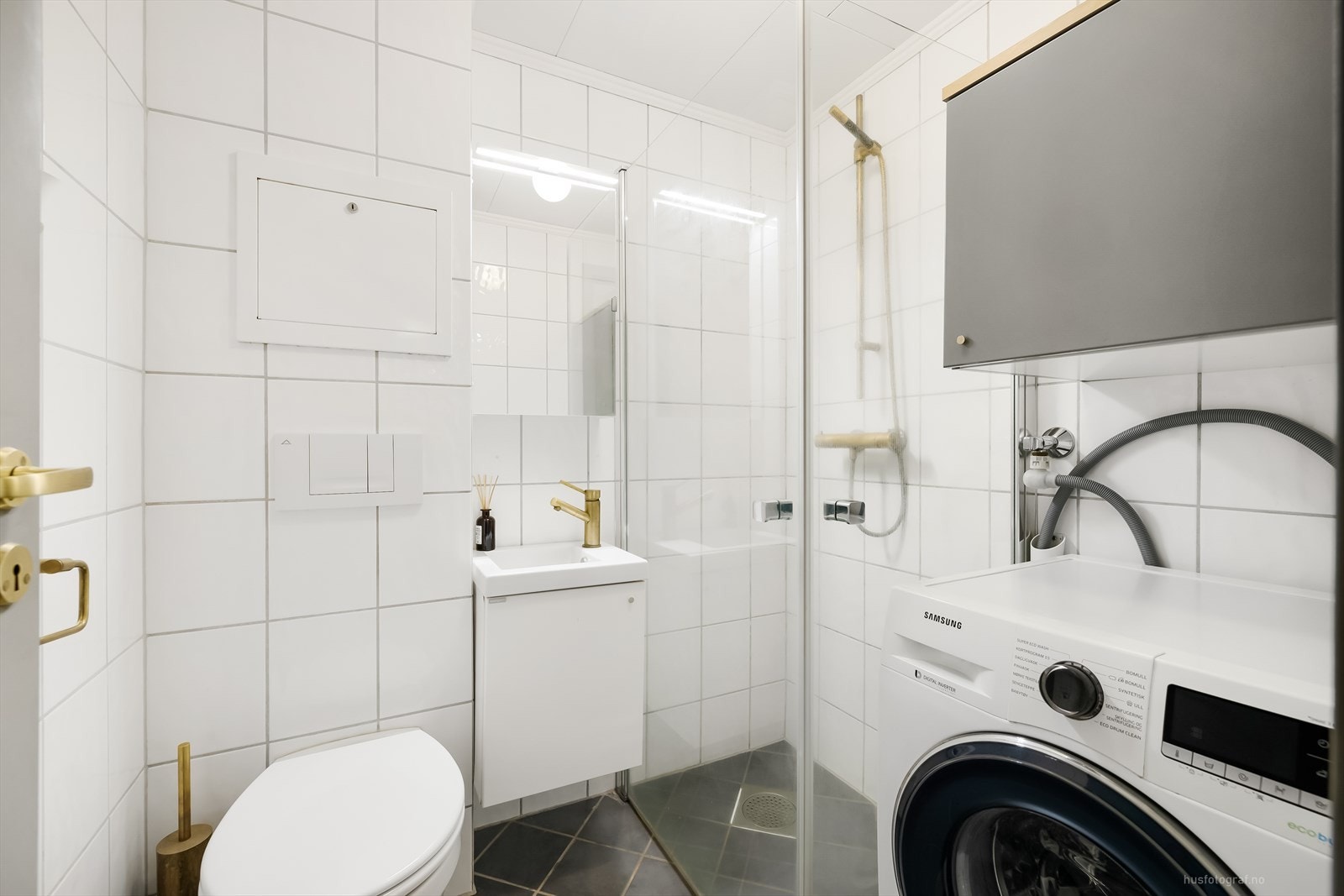 Pent flislagt bad fra 2008 utført i regi av borettslaget. Gjennomgående tidsriktige gullldetaljer på badet som skaper en fin kontrast. Galleribilde