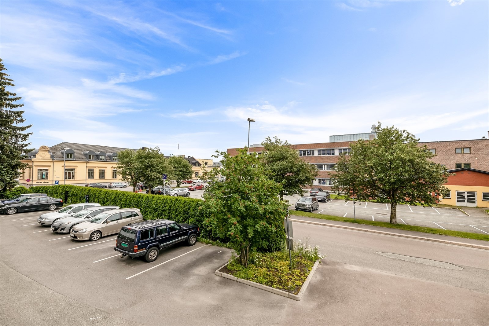 Borettslaget har garasjeplasser og uteplasser for utleie. Begge parkeringsalternativer baserer seg på ansiennitetsprinsippet og venteliste. Plass må søkes styret. Galleribilde