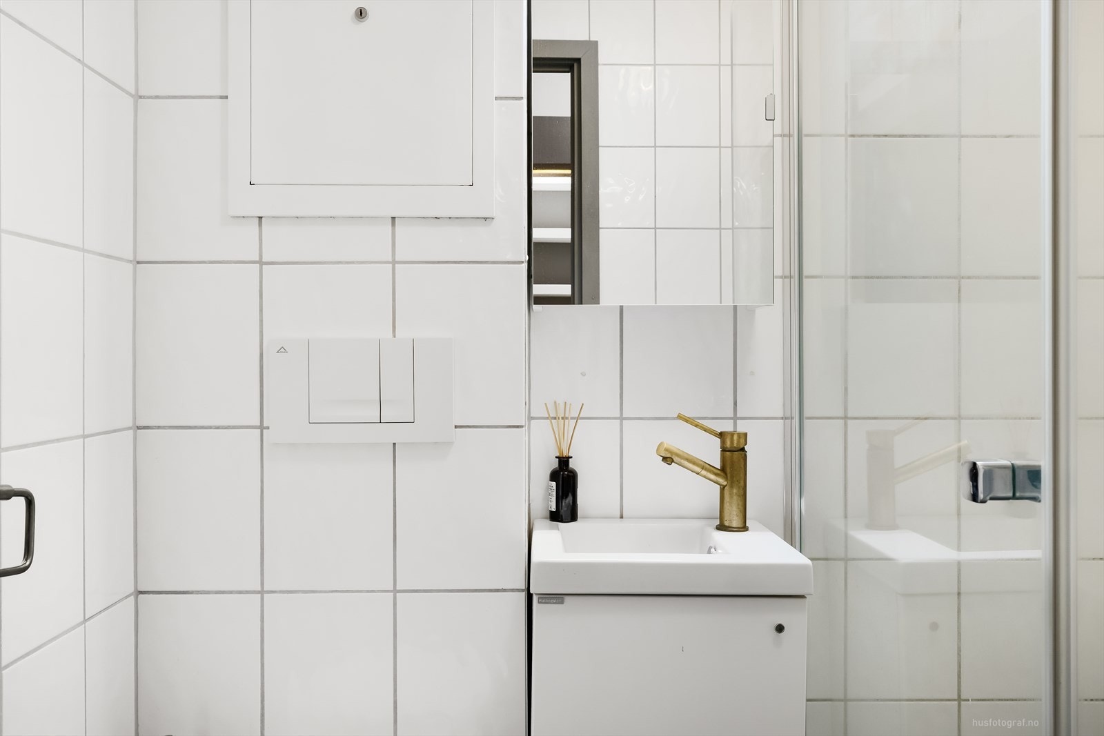 Badet er innredet med vegghengt toalett, enkel servant med skap, speil med belysning, dusjhjørne med innfellbare dusjvegger og rommet har opplegg for vaskemaskin. Galleribilde