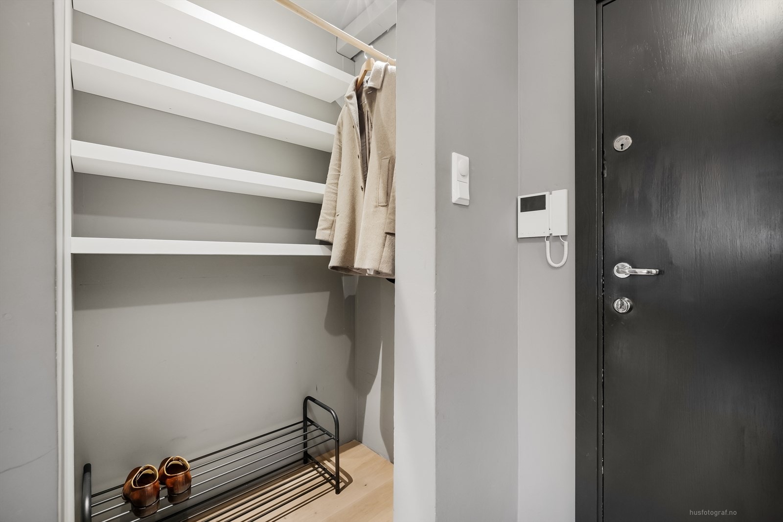 Praktisk nisje med innebygde hyller og kleshengersystem for yttertøy. Galleribilde
