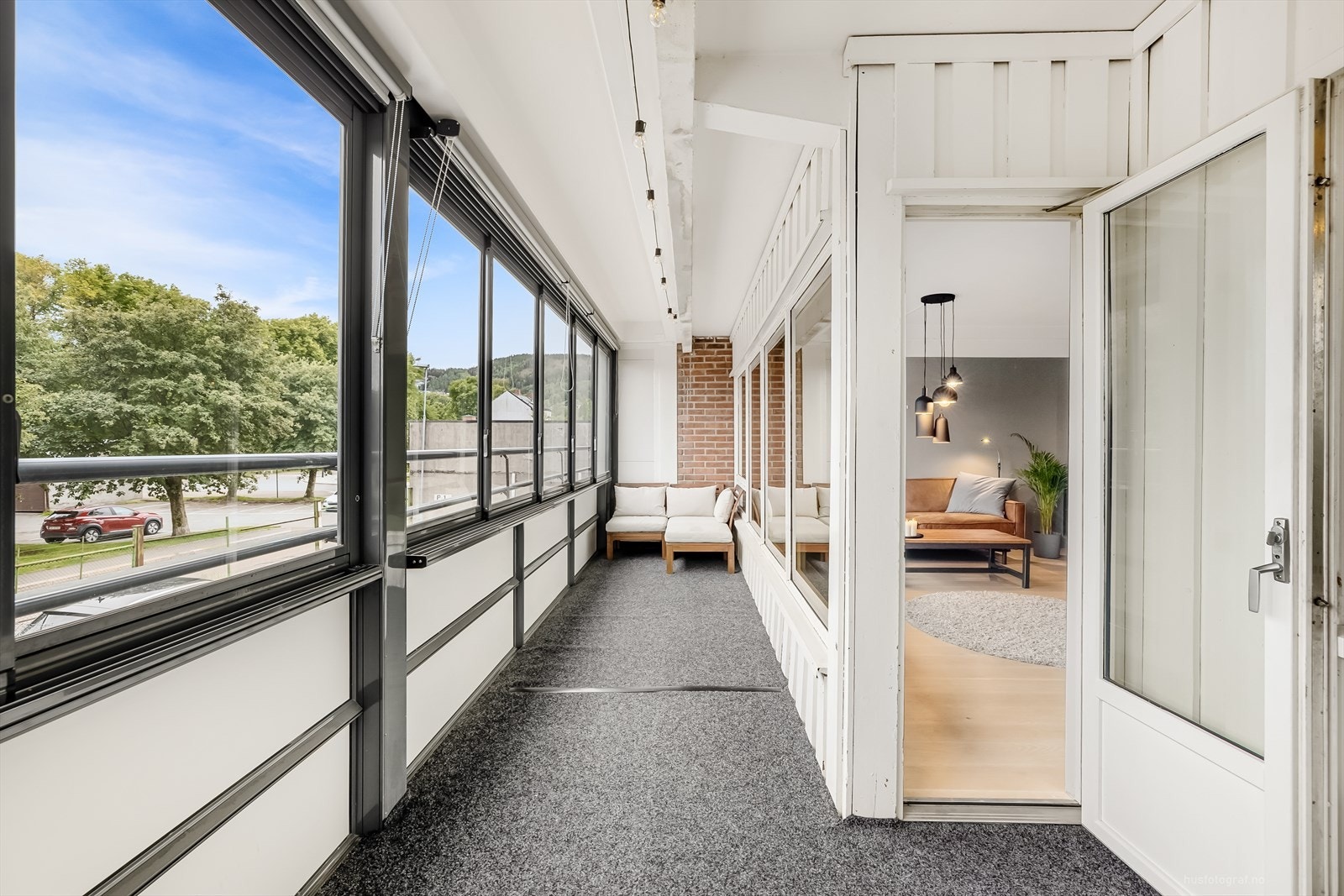 Fra stuen er det direkte adkomst til en hyggelig innglasset balkong med noe utsikt utover nærområdene. Galleribilde