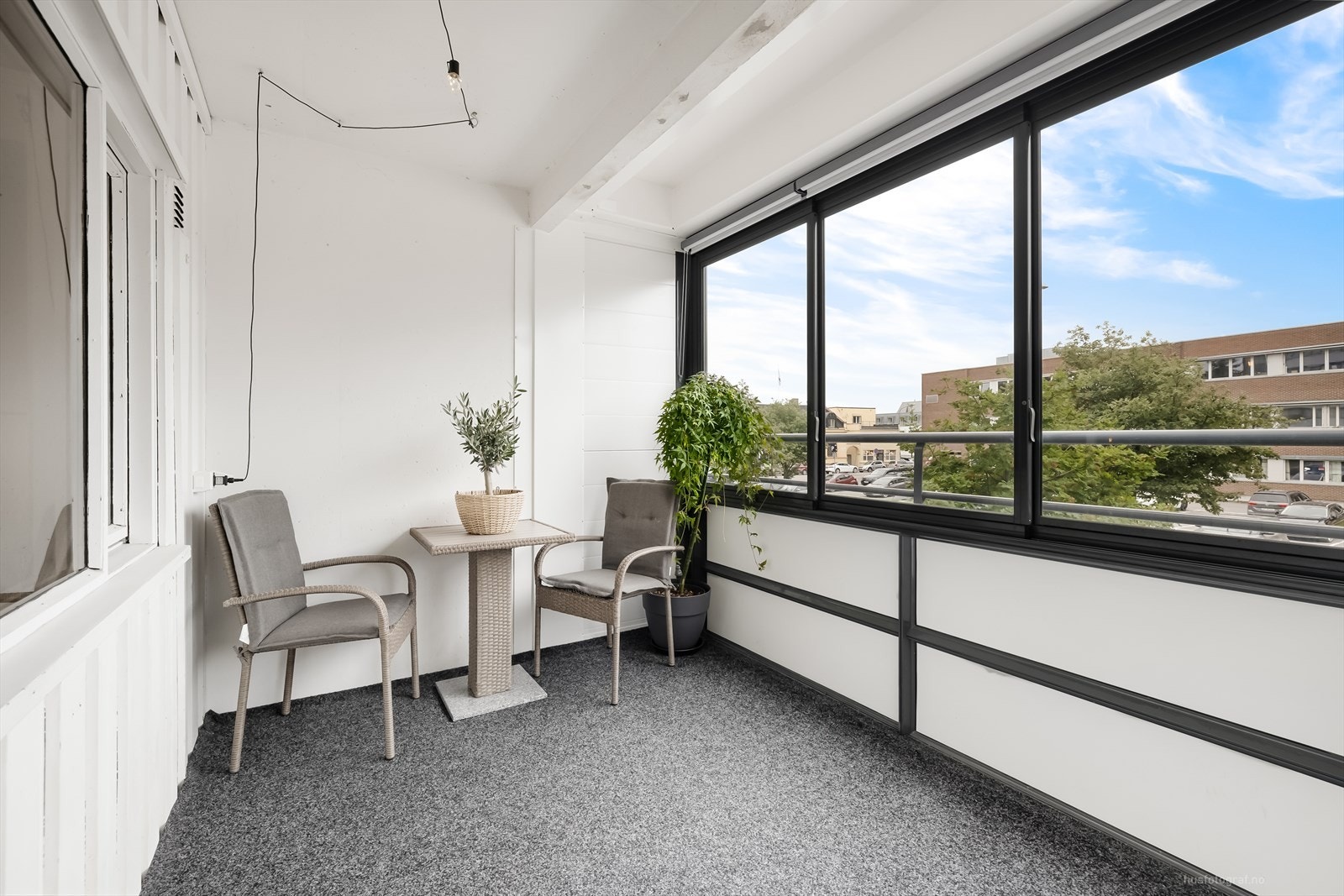 En stilren 2-roms andelsleilighet med meget sentral beliggenhet og innglasset balkong. Galleribilde