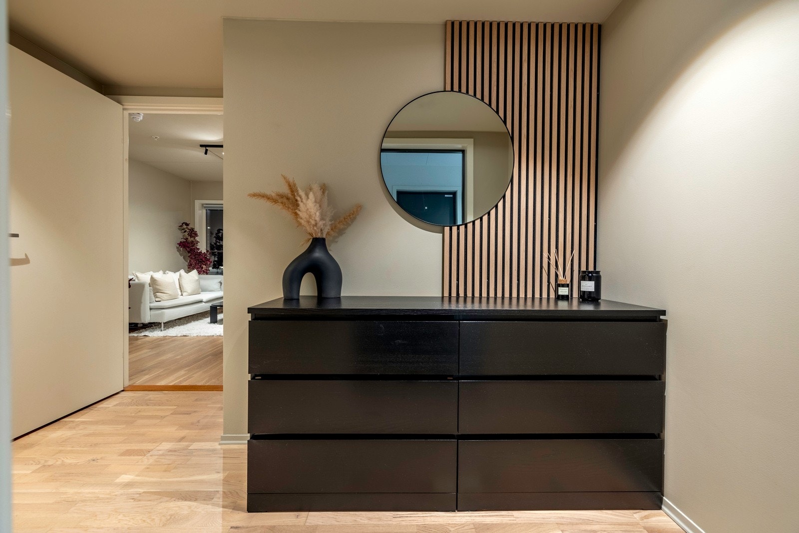 Innbydende entré med dimbare downlights og god plass til garderobeløsning. Galleribilde