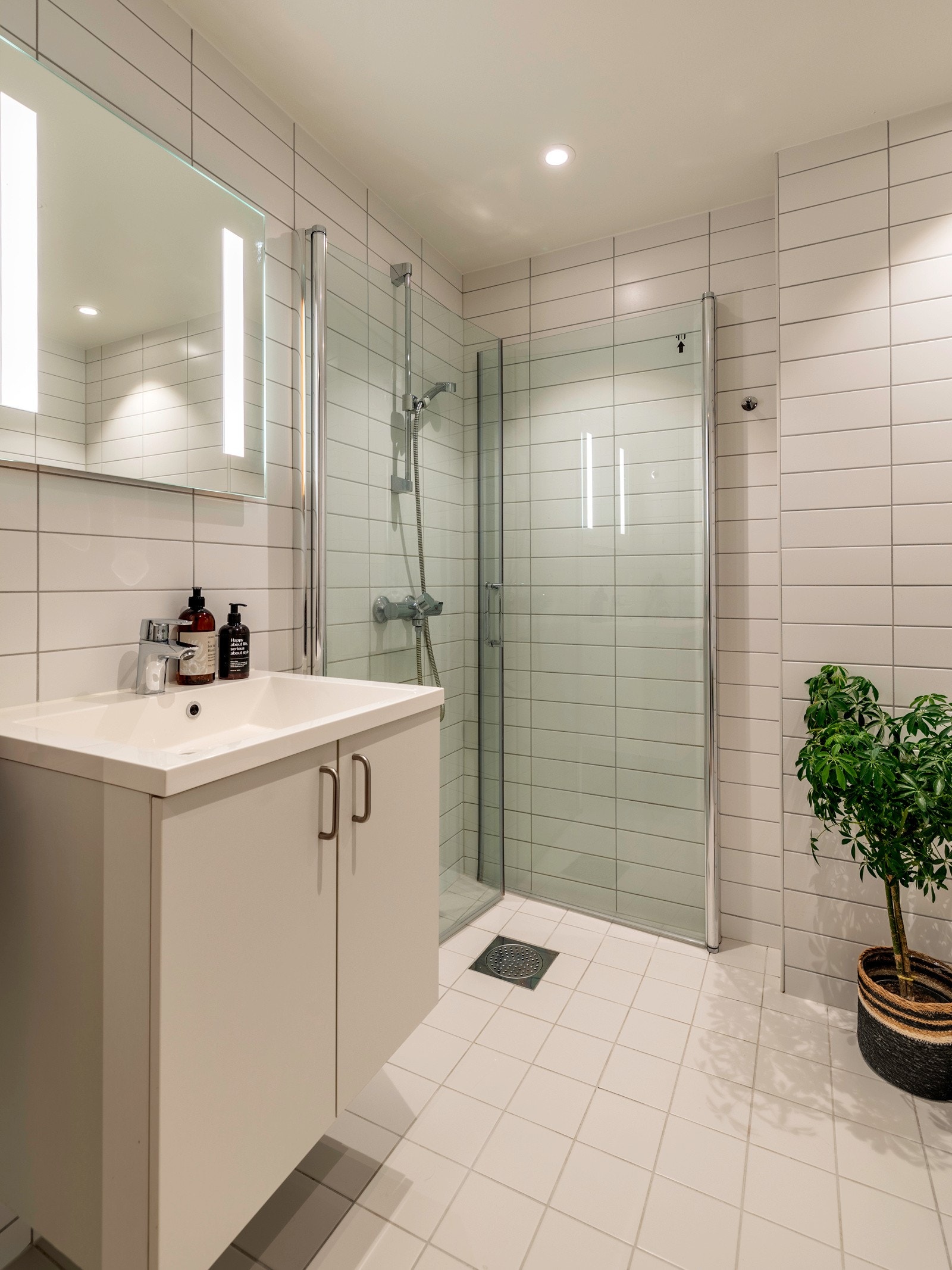 Badet har meget delikate fliser på gulv og vegger, samt vannbåren gulvvarme. Galleribilde