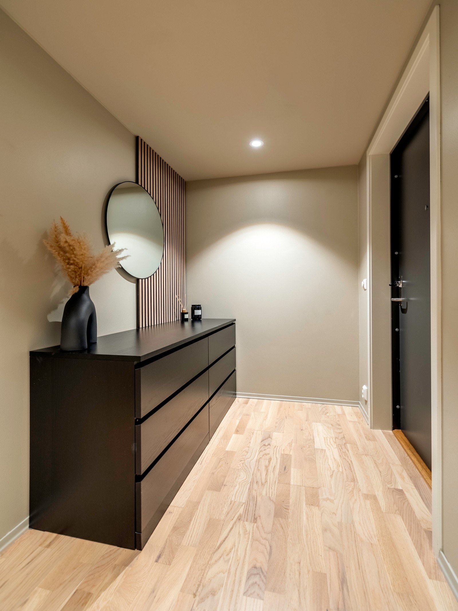 Leiligheten ligger i femte etasje med heisadkomst opp til etasjen. Det er montert porttelefon ved inngangsdøren. Galleribilde