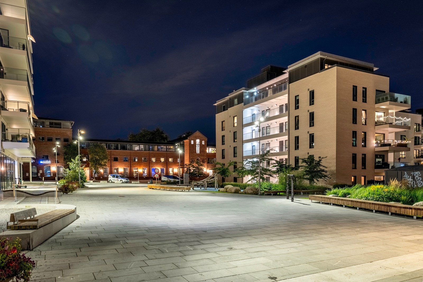 Det er gode forbindelser med kollektivtransport i form av T-bane og buss. Galleribilde