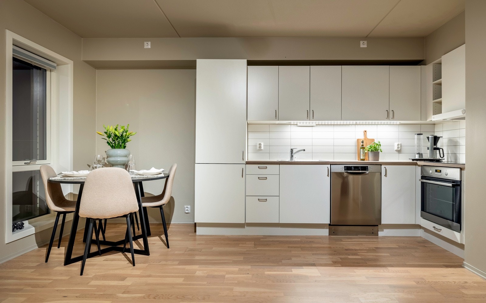 Integrert kjøleskap med frysedel, komfyr, induksjonstopp og det er avsatt plass for oppvaskmaskin. Avtrekk via balansert anlegg og ventilator over koketopp. Alle hvitevarer på kjøkkenet medfølger. Galleribilde