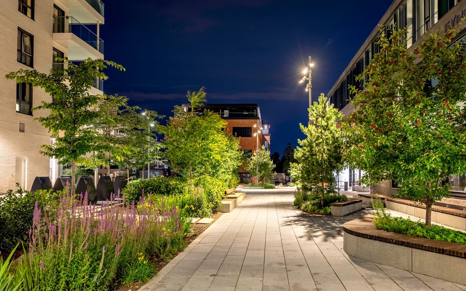 Det er flere nærbutikker i nærheten, og etter hvert som nye Ensjø utvikles vil det komme ytterligere butikker. Galleribilde