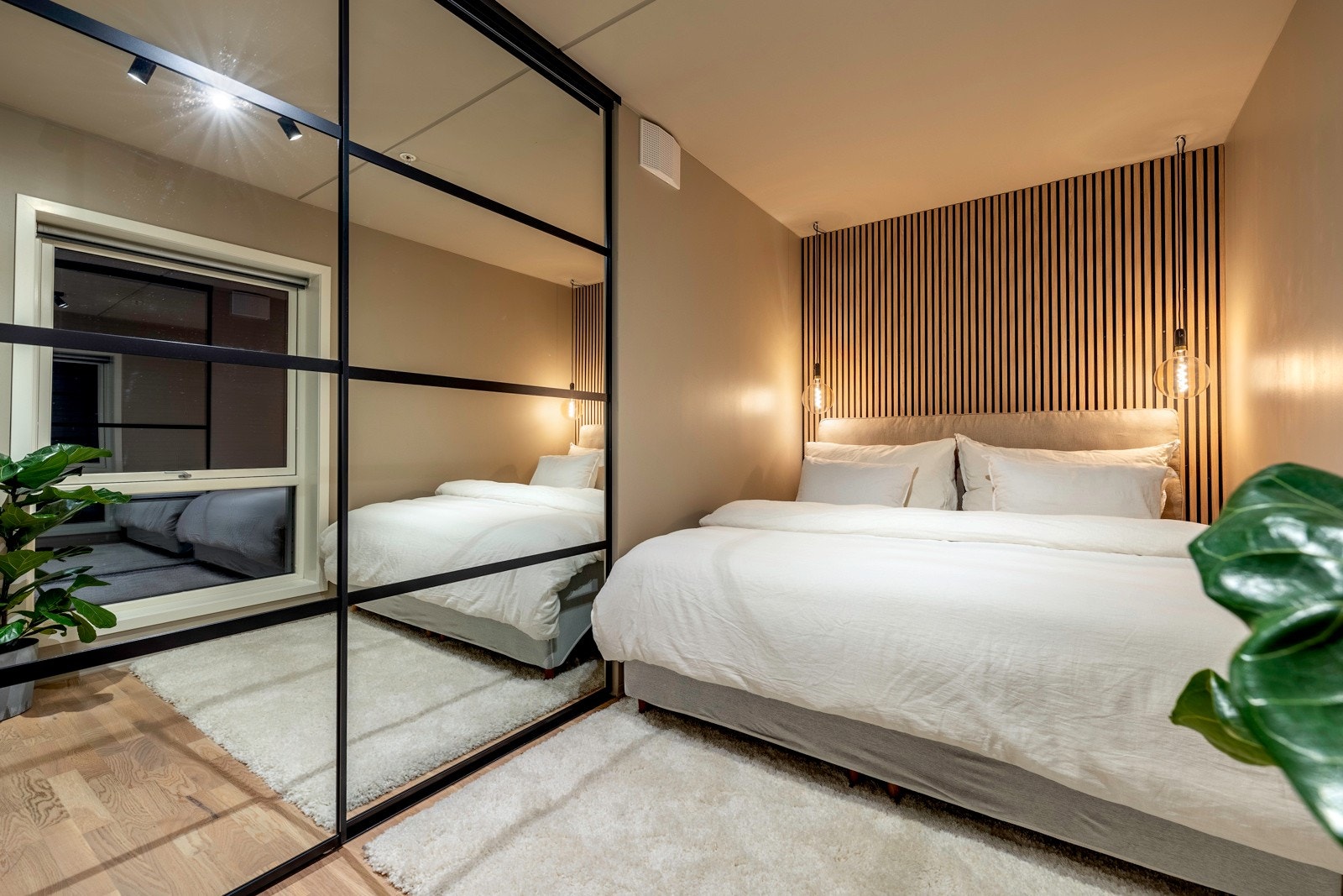 Det er god plass til dobbeltseng og langs deler av den ene veggen er det en stor og praktisk skyvedørsgarderobe. Galleribilde