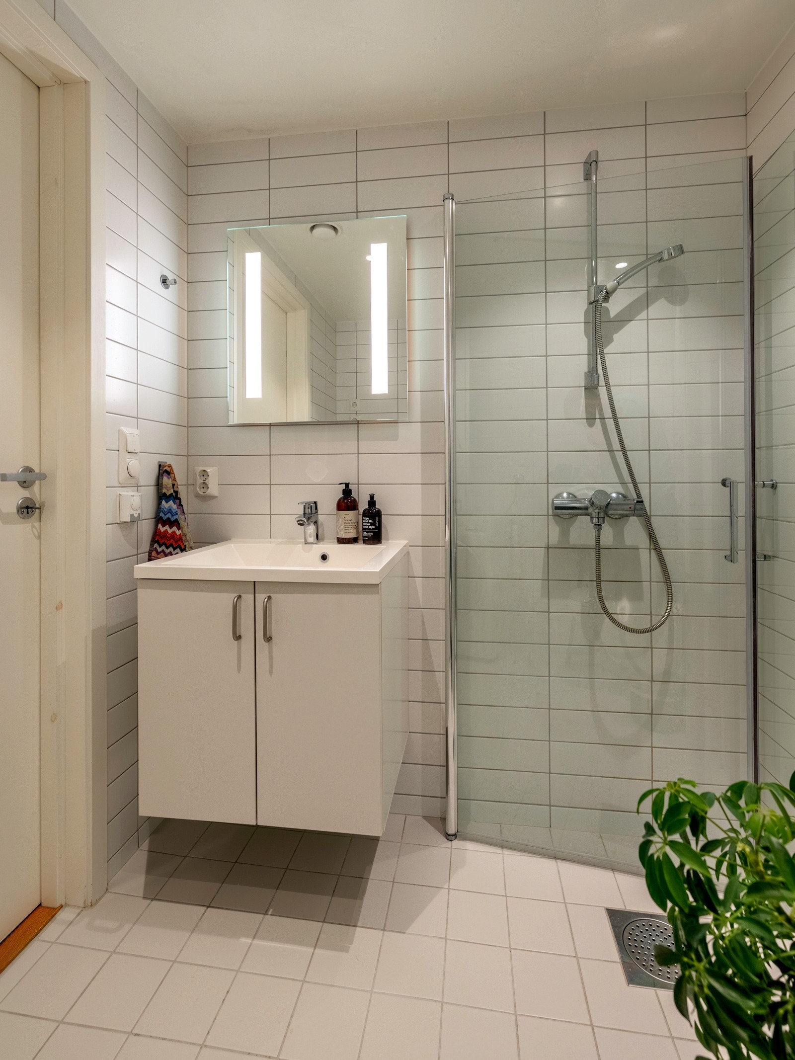 Baderomsinnredningen består av dusjhjørne med svingbare glassdører, vegghengt toalett og servantinnredning. Galleribilde