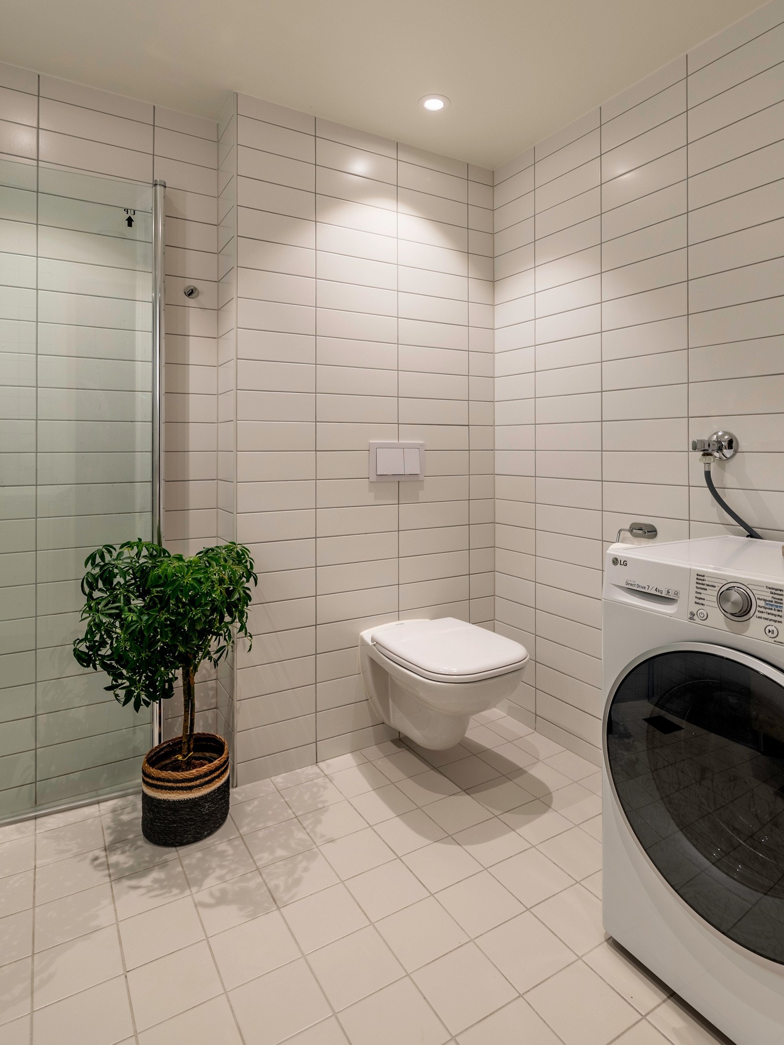 Badet har opplegg for vaskemaskin og tørketrommel. Galleribilde