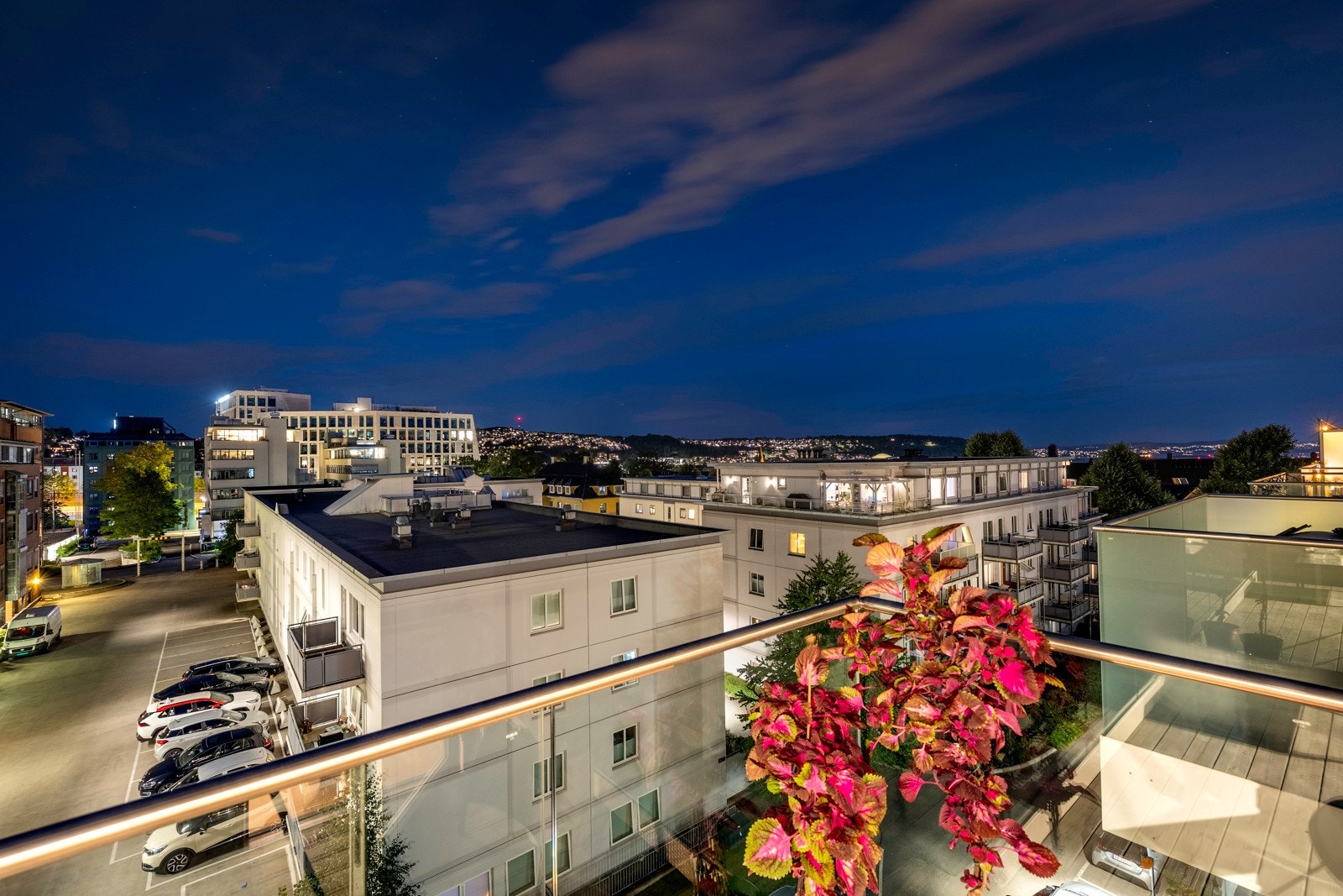 Balkongen ligger høyt og fritt med herlig utsikt. Galleribilde