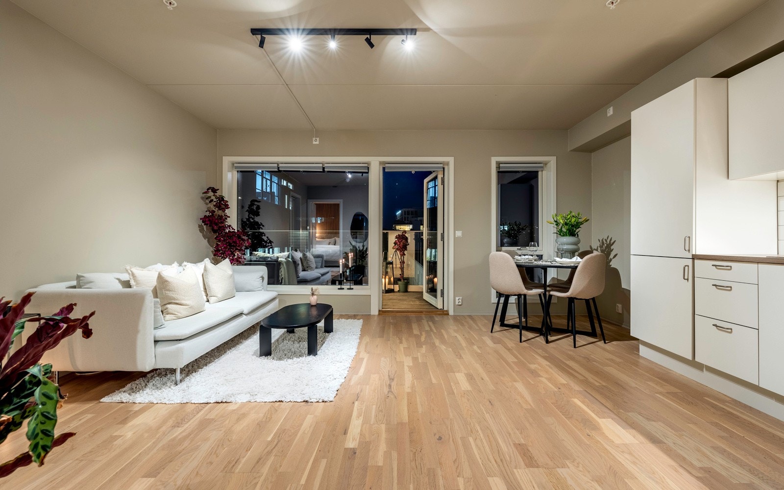 Leiligheten har lys 3-stavs parkett på gulvet, malte vegger og tak i lyse og moderne farger samt store vindusflater. Galleribilde