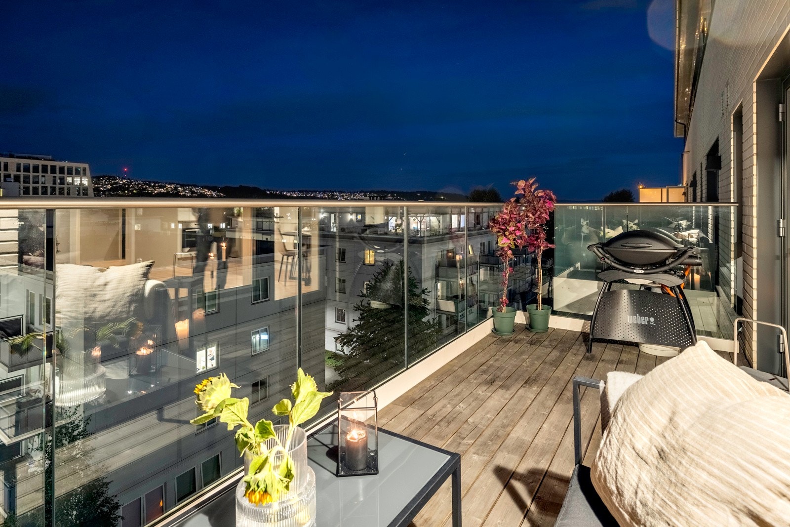 Leiiigheten har en stor balkong med god plass til utemøbler, slik at sommerdagene kan nytes i komfort. Galleribilde